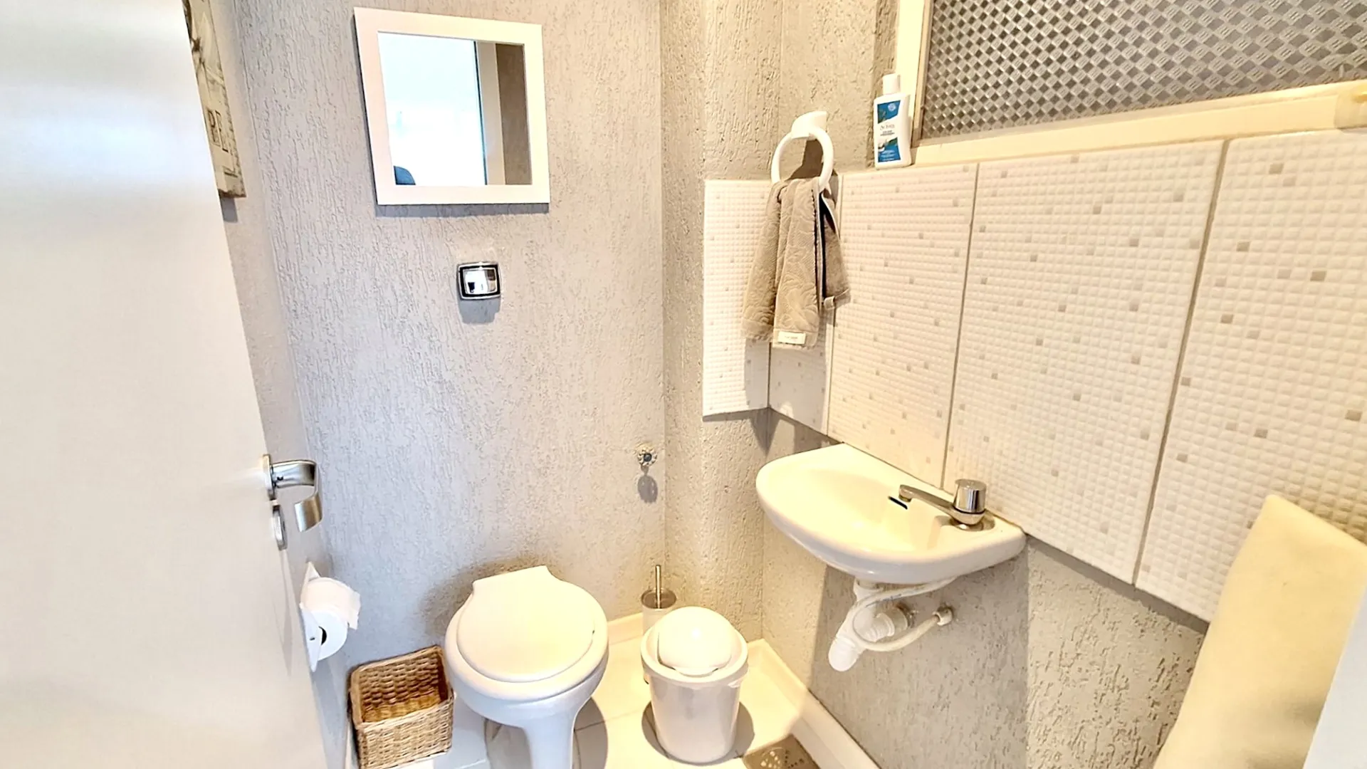 R$ 690.000 - MARAVILHOSO APARTAMENTO T&Eacute;RREO - 77M2 - 2 DORM - 1 VAGA Rua Marquês do Pombal Porto Alegre - 
