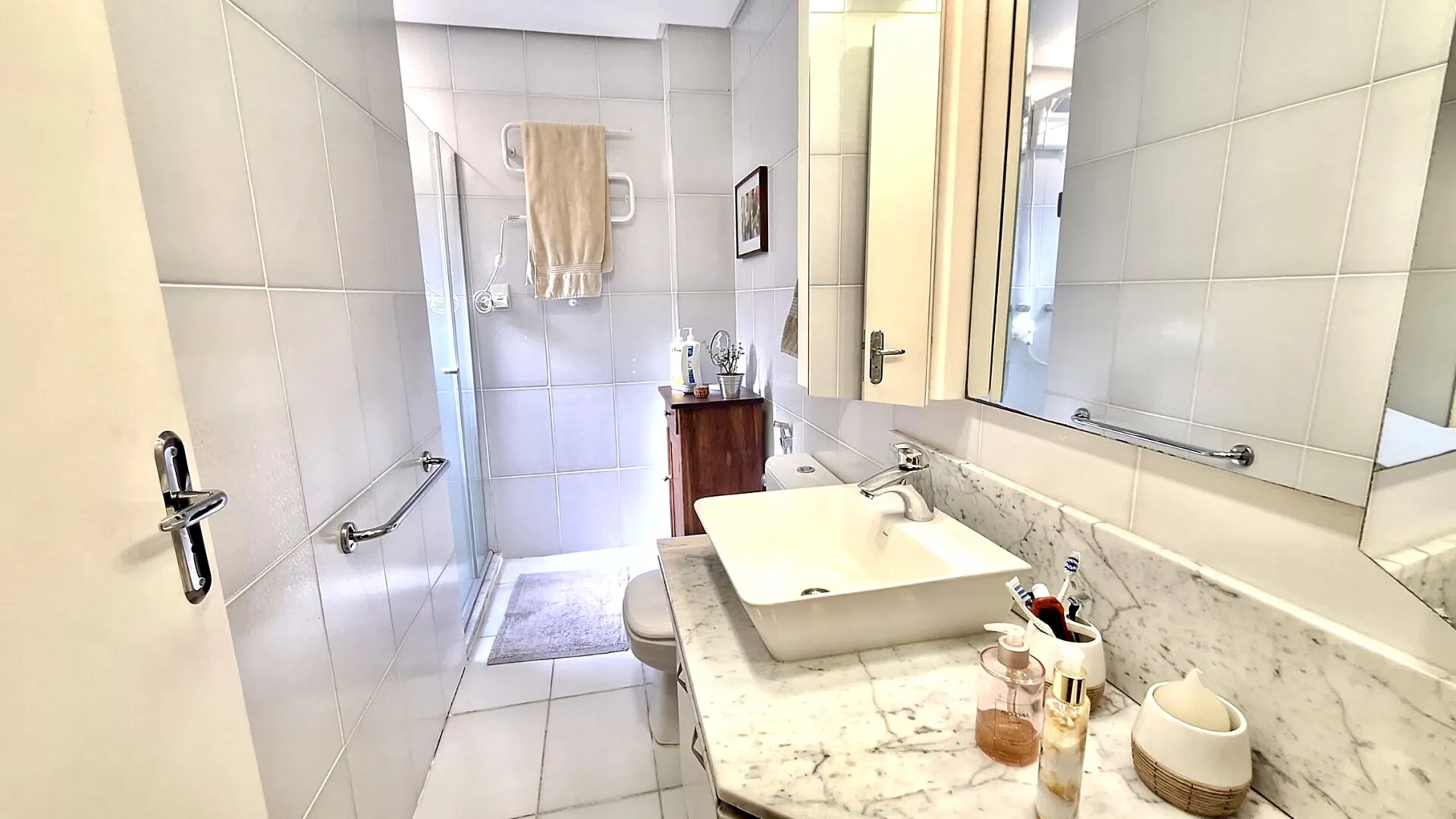 R$ 690.000 - MARAVILHOSO APARTAMENTO T&Eacute;RREO - 77M2 - 2 DORM - 1 VAGA Rua Marquês do Pombal Porto Alegre - 