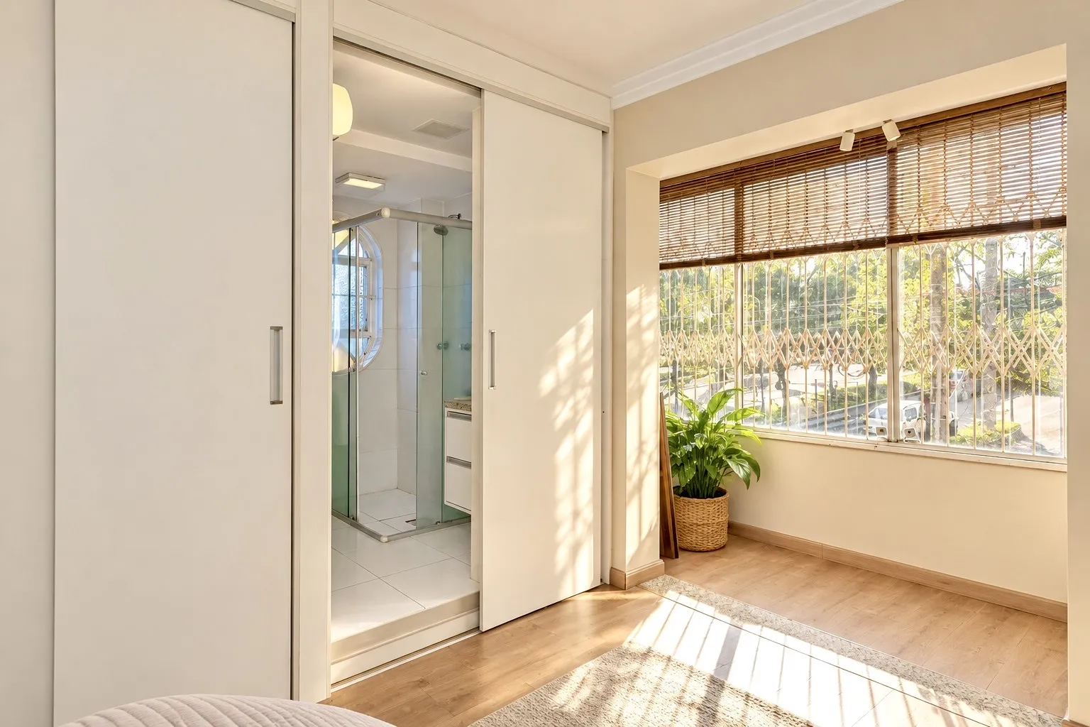 R$ 649.000 - &Oacute;TIMO APARTAMENTO - 94M2 - 3 DORM - SU&Iacute;TE - REFORMADO - MOBILIADO - 1 VAGA Rua Professor Cristiano Fischer Porto Alegre - 