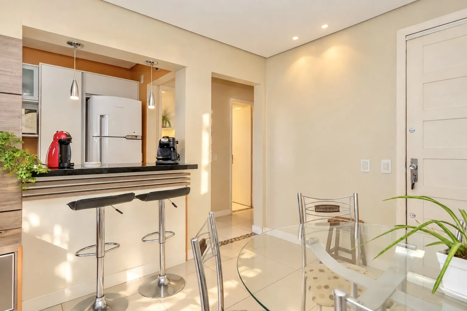 R$ 649.000 - &Oacute;TIMO APARTAMENTO - 94M2 - 3 DORM - SU&Iacute;TE - REFORMADO - MOBILIADO - 1 VAGA Rua Professor Cristiano Fischer Porto Alegre - 