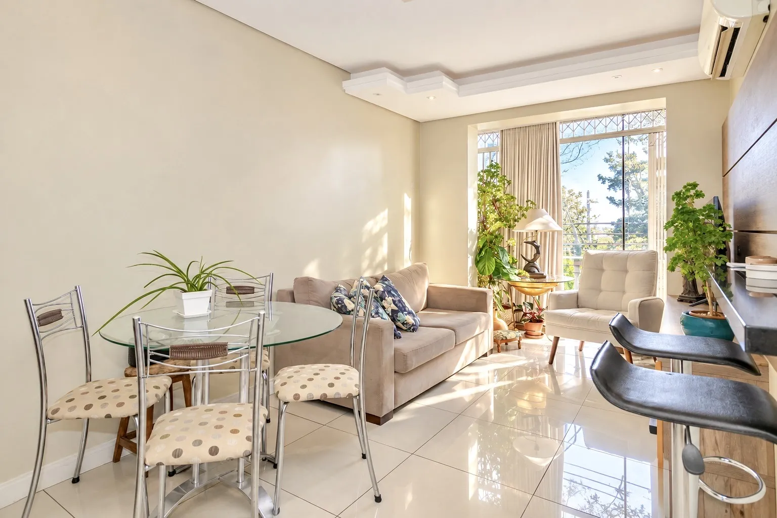 R$ 649.000 - &Oacute;TIMO APARTAMENTO - 94M2 - 3 DORM - SU&Iacute;TE - REFORMADO - MOBILIADO - 1 VAGA Rua Professor Cristiano Fischer Porto Alegre - 