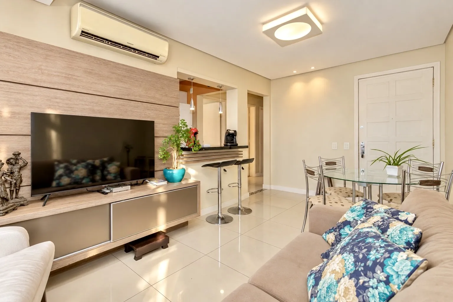 R$ 649.000 - &Oacute;TIMO APARTAMENTO - 94M2 - 3 DORM - SU&Iacute;TE - REFORMADO - MOBILIADO - 1 VAGA Rua Professor Cristiano Fischer Porto Alegre - 