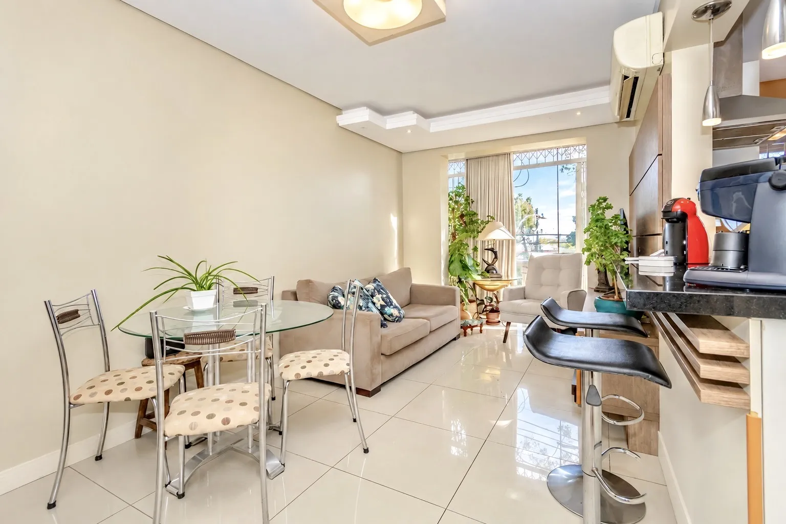 R$ 649.000 - &Oacute;TIMO APARTAMENTO - 94M2 - 3 DORM - SU&Iacute;TE - REFORMADO - MOBILIADO - 1 VAGA Rua Professor Cristiano Fischer Porto Alegre - 