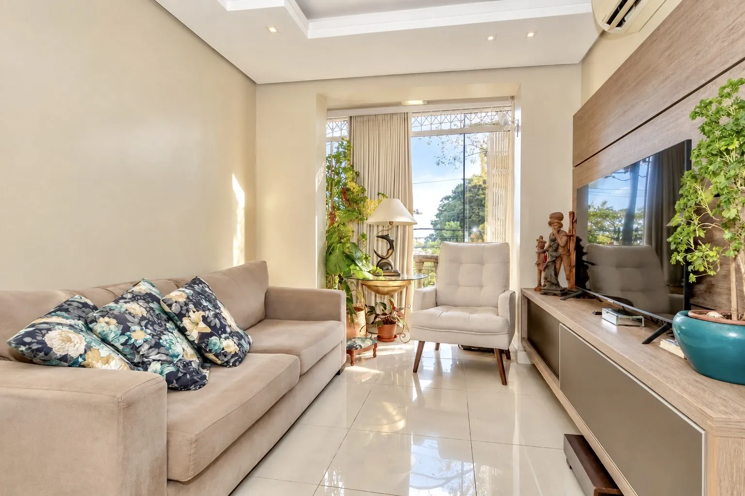 R$ 649.000 - &Oacute;TIMO APARTAMENTO - 94M2 - 3 DORM - SU&Iacute;TE - REFORMADO - MOBILIADO - 1 VAGA Rua Professor Cristiano Fischer Porto Alegre - 