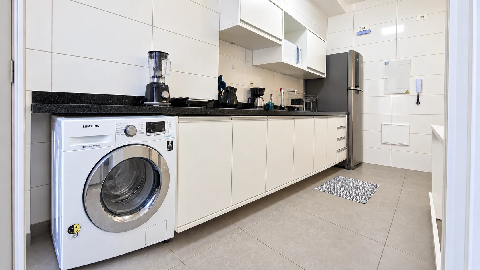 Apartamento mobiliado no Tarum&atilde;, na quadra da praia, para temporada ou anual Rua da Paz Santos - 