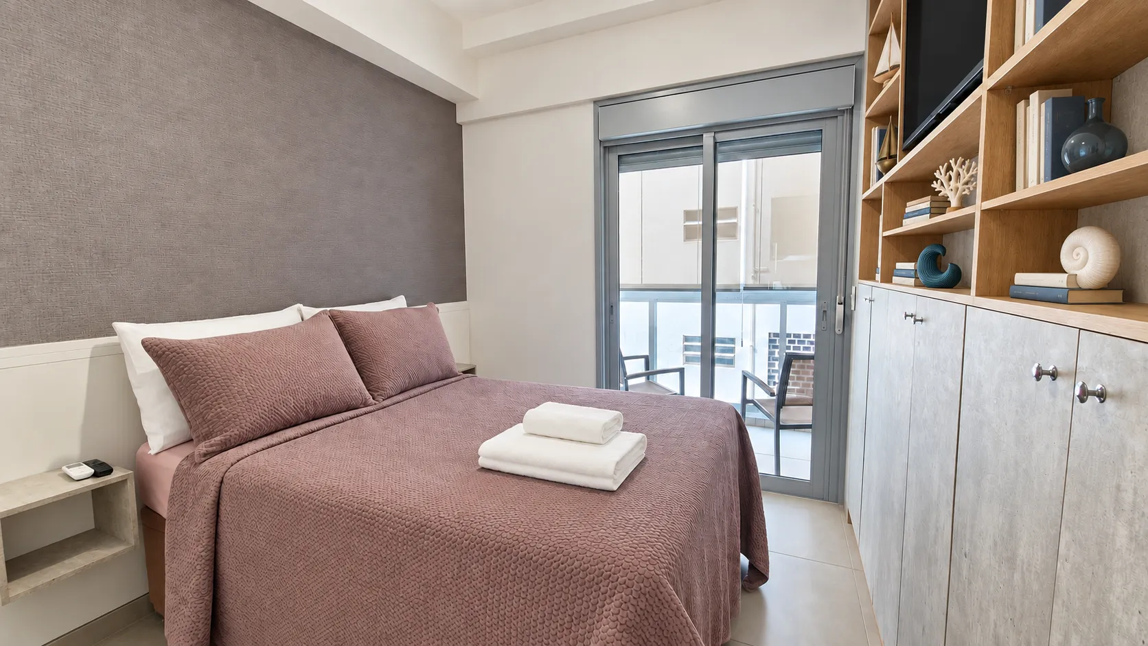 Apartamento mobiliado no Tarum&atilde;, na quadra da praia, para temporada ou anual Rua da Paz Santos - 