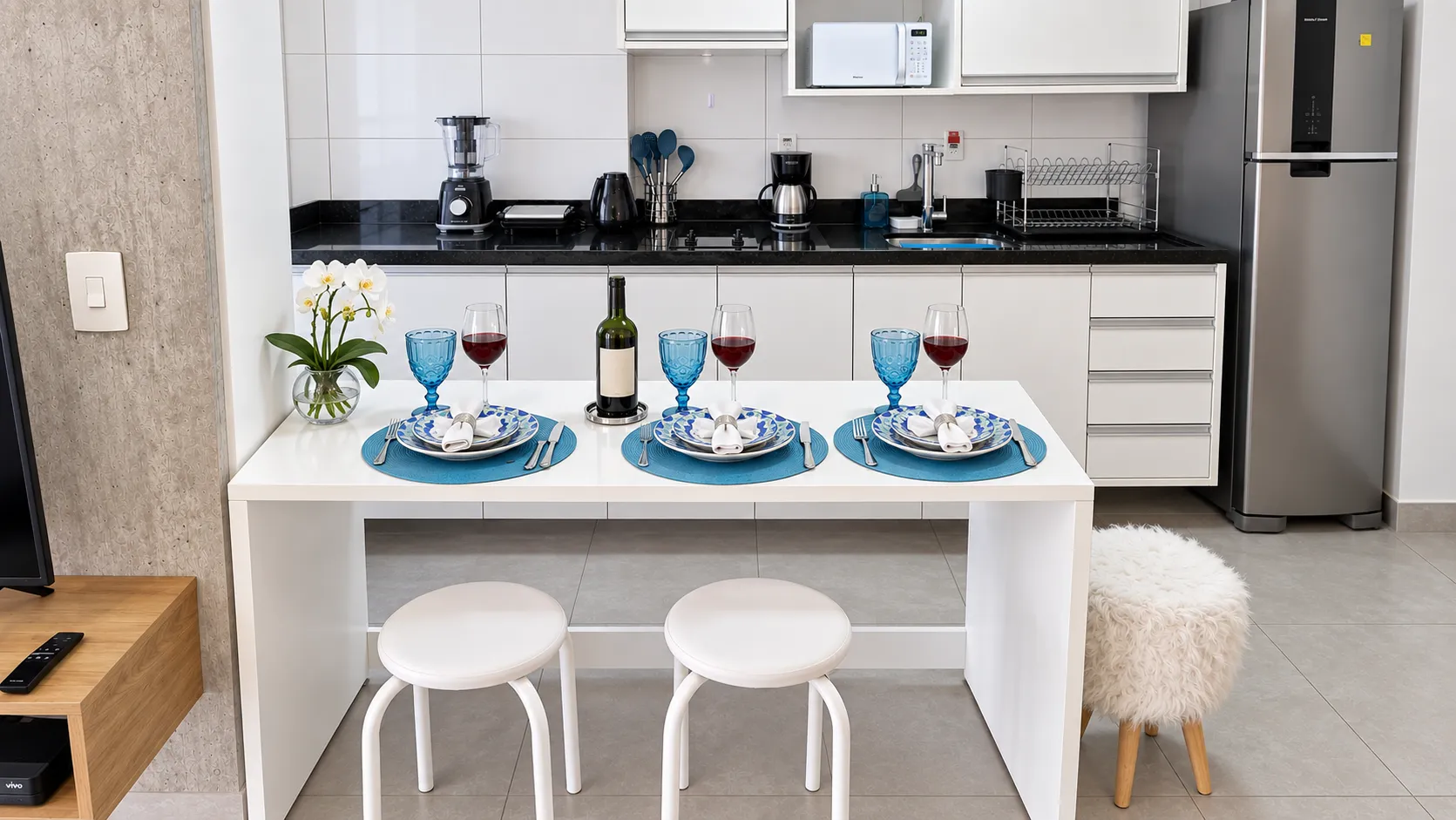 Apartamento mobiliado no Tarum&atilde;, na quadra da praia, para temporada ou anual Rua da Paz Santos - 