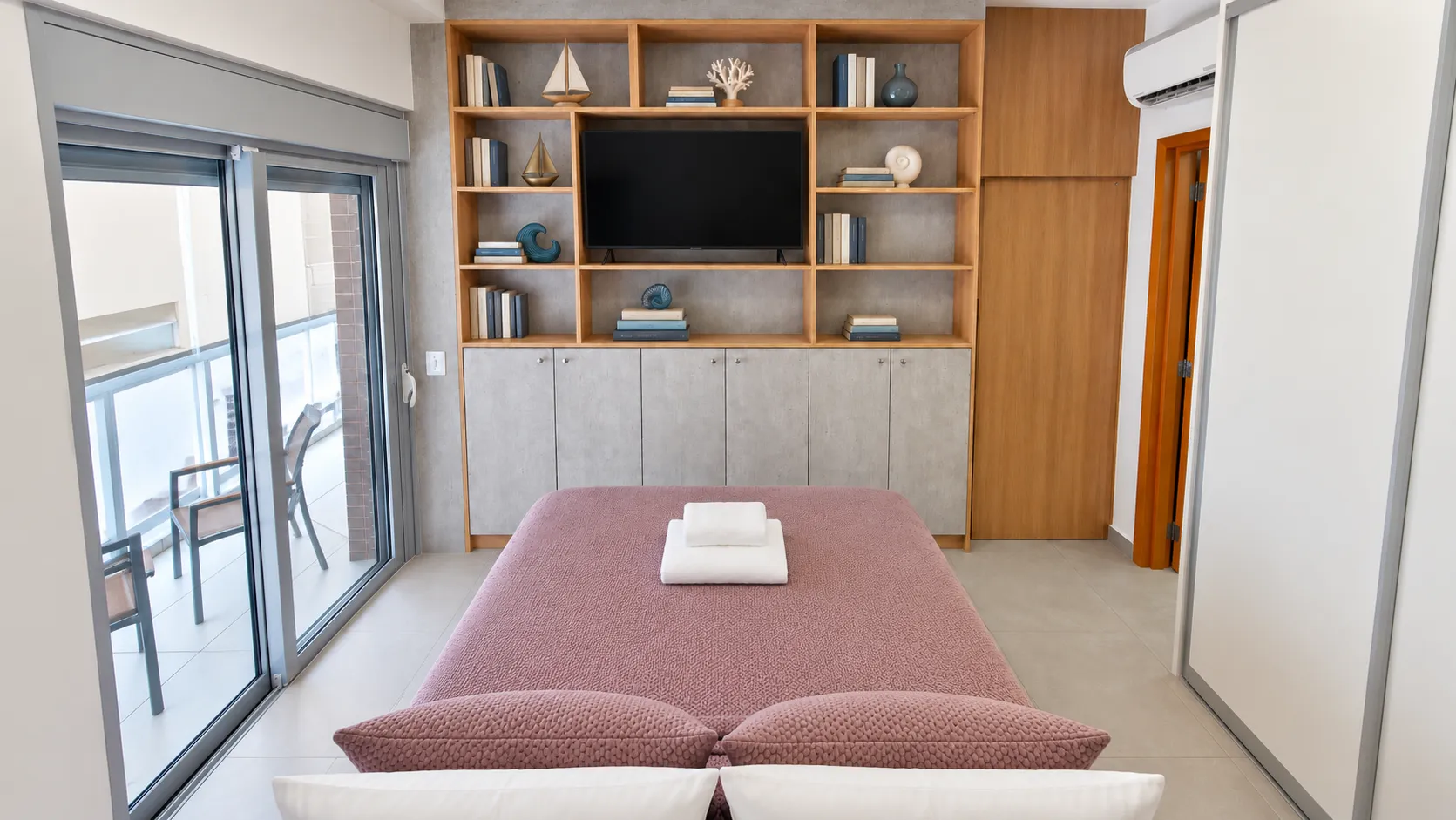 Apartamento mobiliado no Tarum&atilde;, na quadra da praia, para temporada ou anual Rua da Paz Santos - 