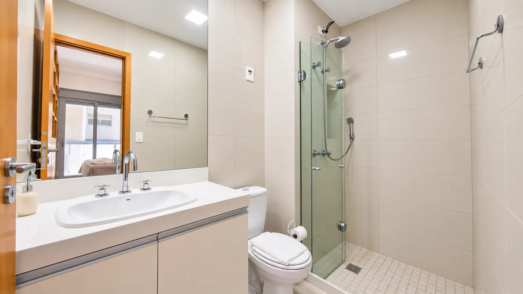 Apartamento mobiliado no Tarum&atilde;, na quadra da praia, para temporada ou anual Rua da Paz Santos - 