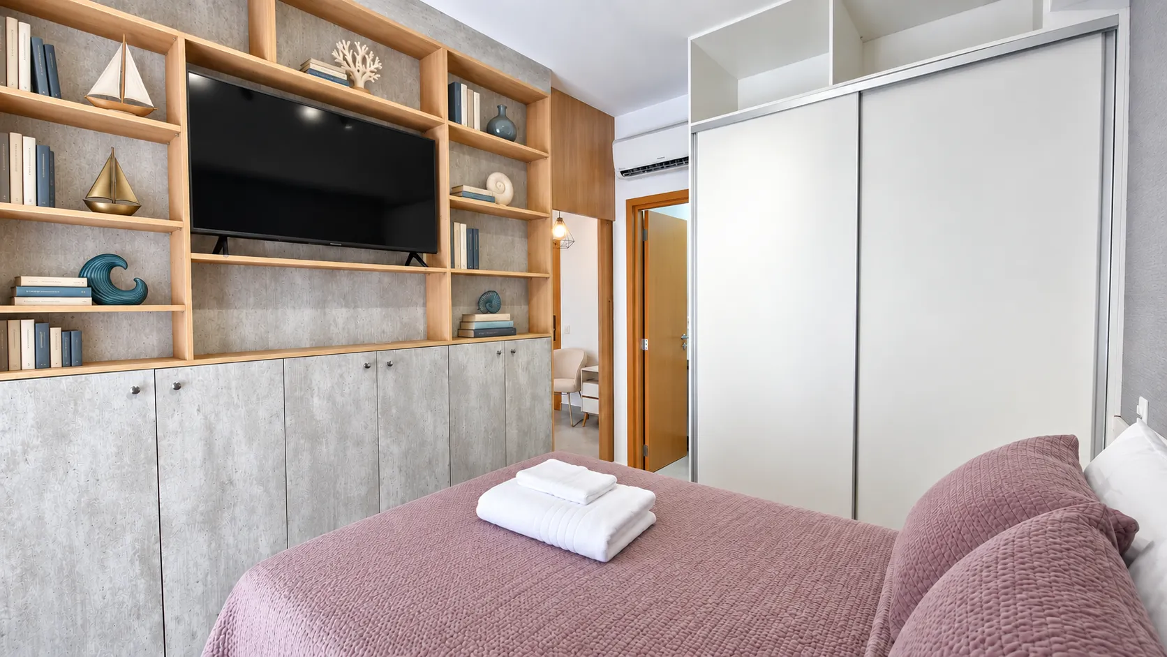 Apartamento mobiliado no Tarum&atilde;, na quadra da praia, para temporada ou anual Rua da Paz Santos - 