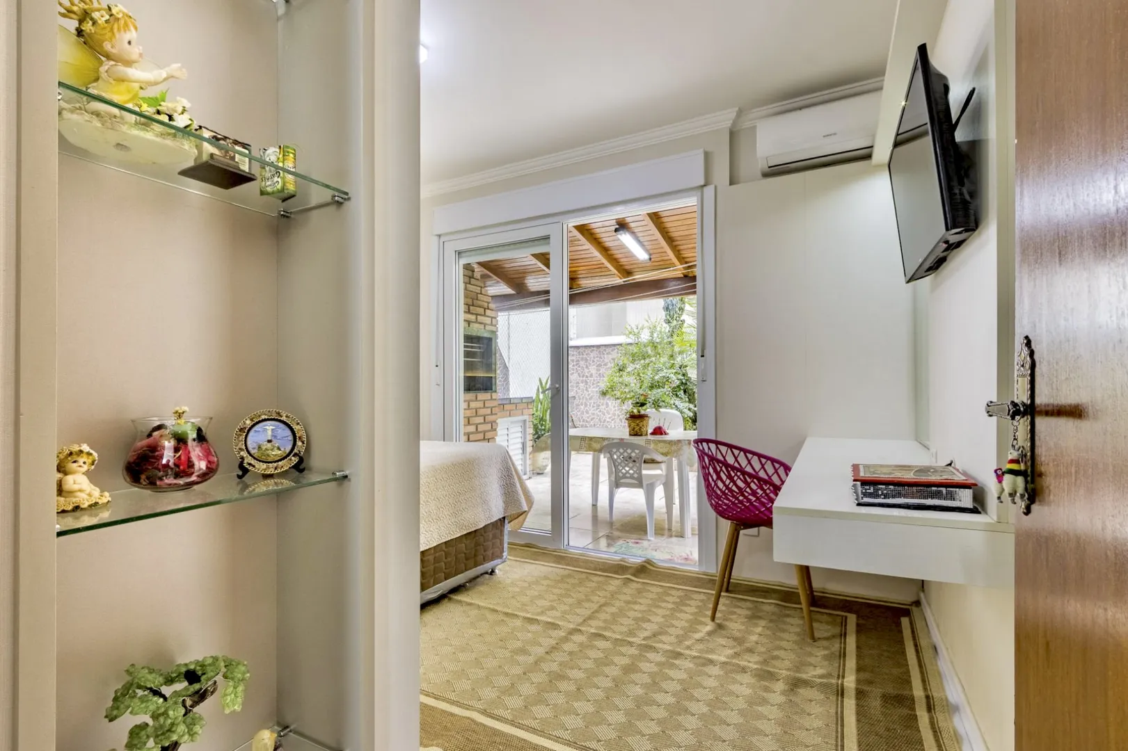 R$ 598.000 - LINDO APARTAMENTO GARDEN - 99M2 - 2 DORM - P&Aacute;TIO PRIVATIVO - 2 VAGAS Avenida Bagé Porto Alegre - 