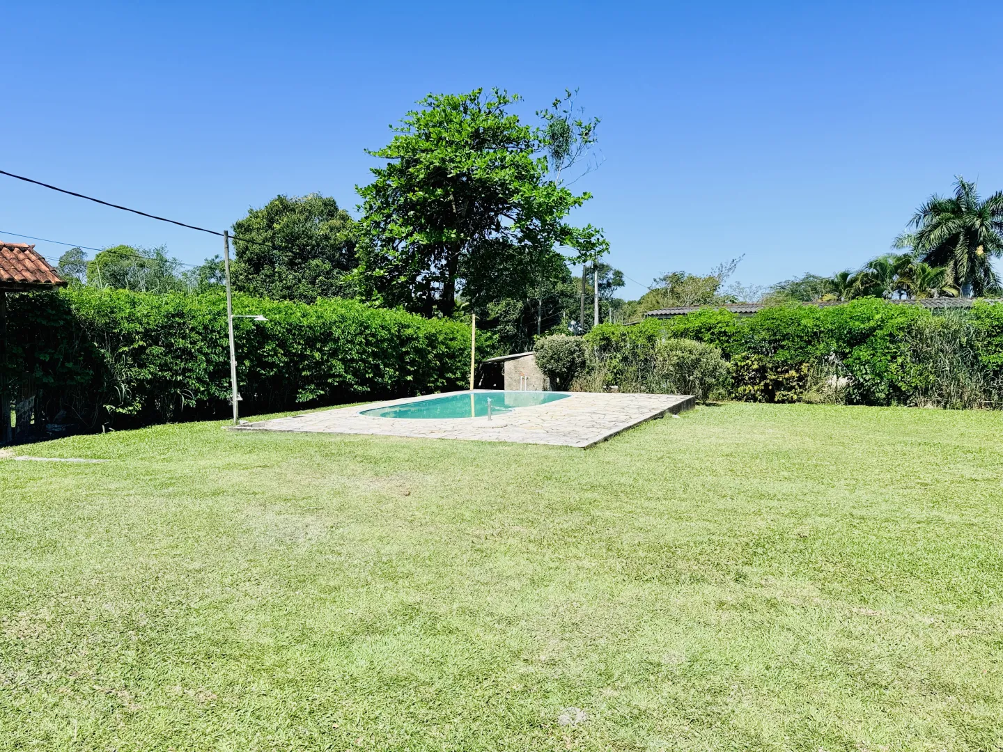 Vendendo casa com piscina, 906 m&sup2; de terreno por apenas 260 mil Rua Marquês de Montalvão Guapimirim - 