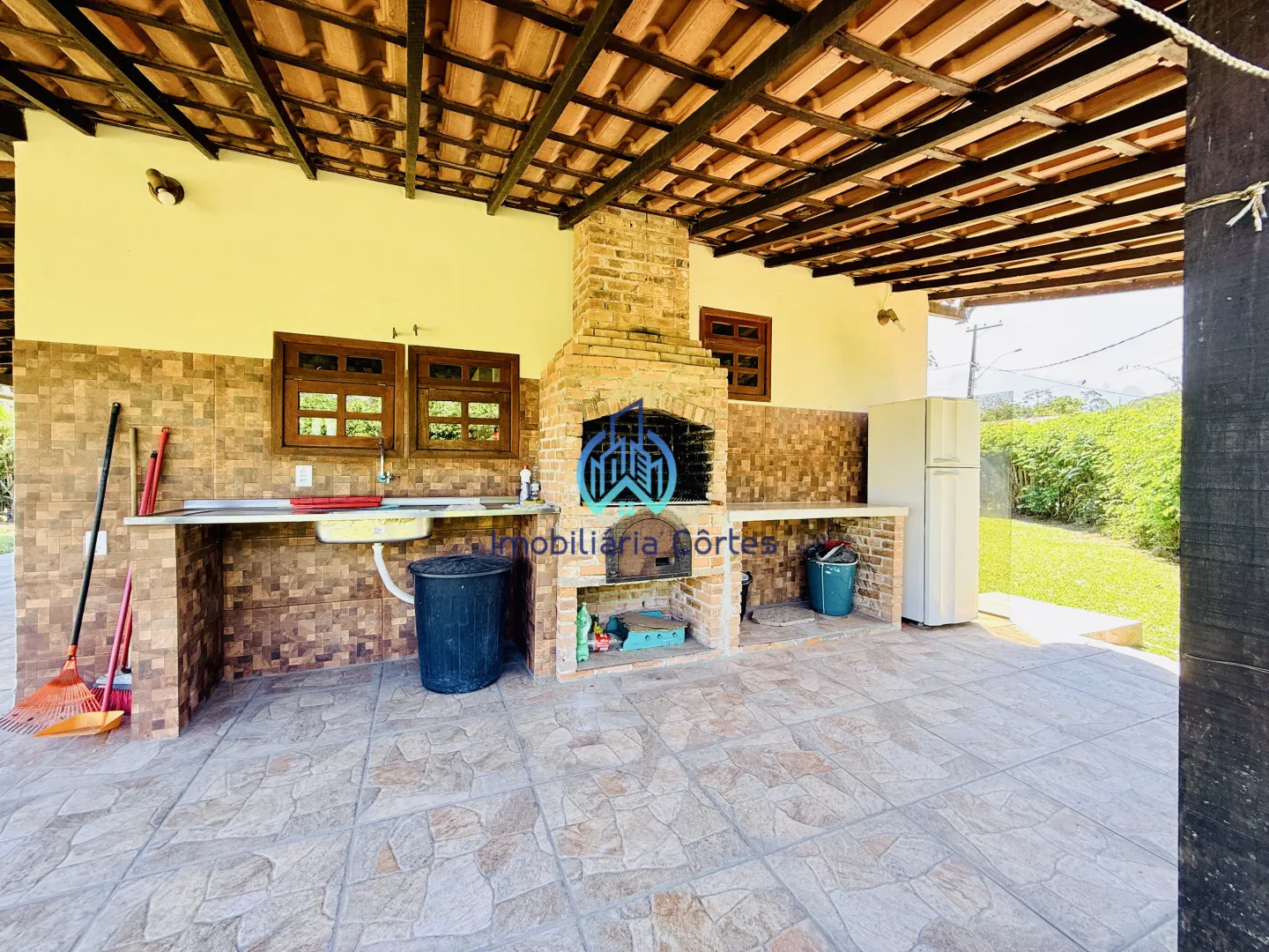 Vendendo casa com piscina, 906 m&sup2; de terreno por apenas 260 mil Rua Marquês de Montalvão Guapimirim - 