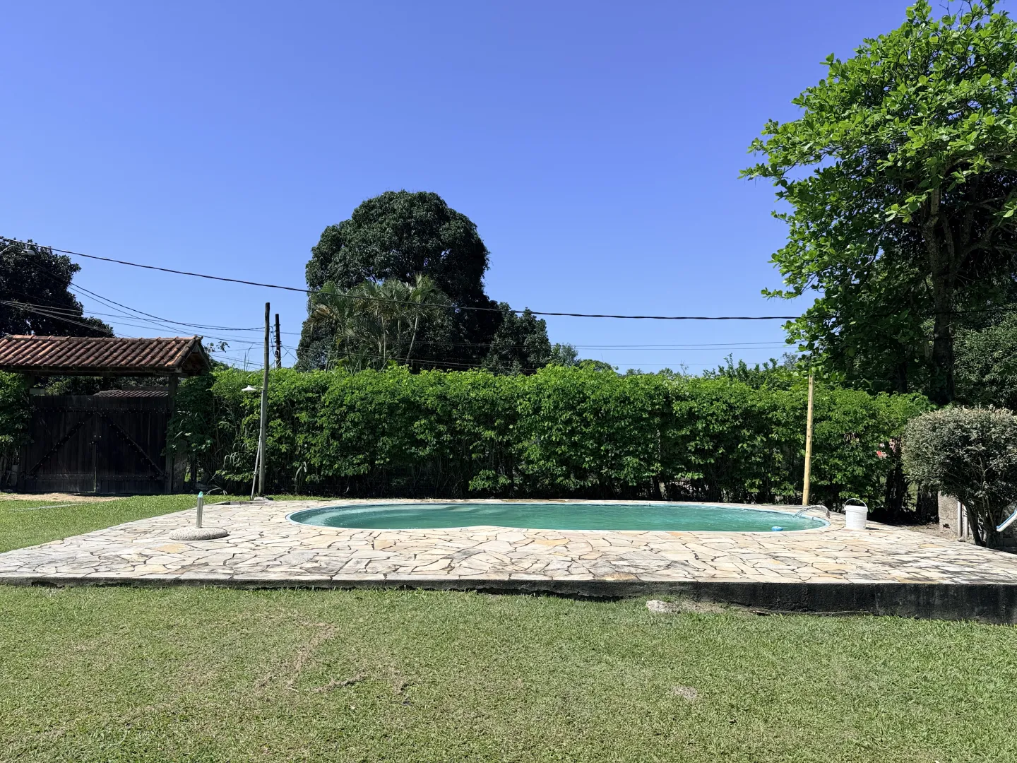Vendendo casa com piscina, 906 m&sup2; de terreno por apenas 260 mil Rua Marquês de Montalvão Guapimirim - 