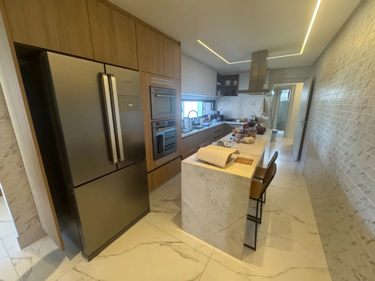 APARTAMENTO ALTO PADR&Atilde;O 4 SU&Iacute;TES LAVABO PISCINA ACADEMIA ELEVADOR 4 GARAGENS Rua Christiano Ottoni Salvador - 