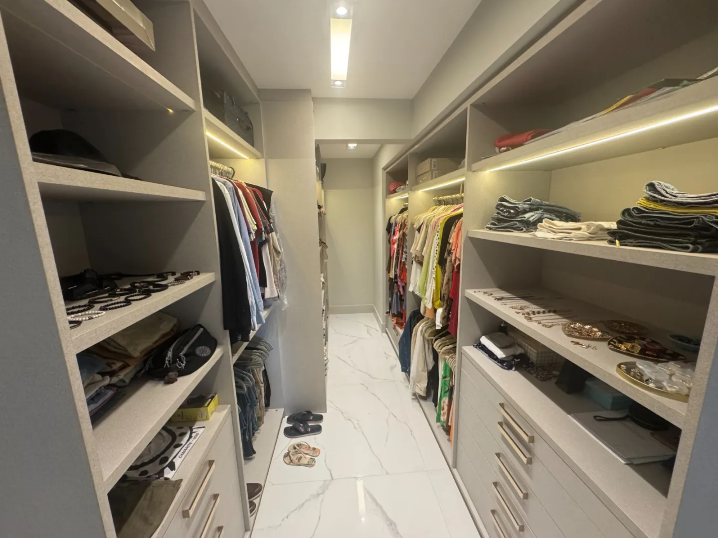 APARTAMENTO ALTO PADR&Atilde;O 4 SU&Iacute;TES LAVABO PISCINA ACADEMIA ELEVADOR 4 GARAGENS Rua Christiano Ottoni Salvador - 