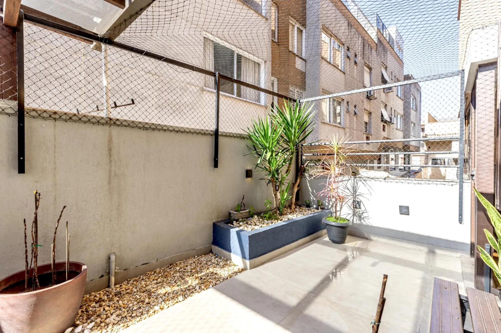 R$ 549.000 - &Oacute;TIMO APARTAMENTO GARDEN - REFORMADO - 89M2 - 2 DORM - 1 VAGA Rua Barão do Amazonas Porto Alegre - 