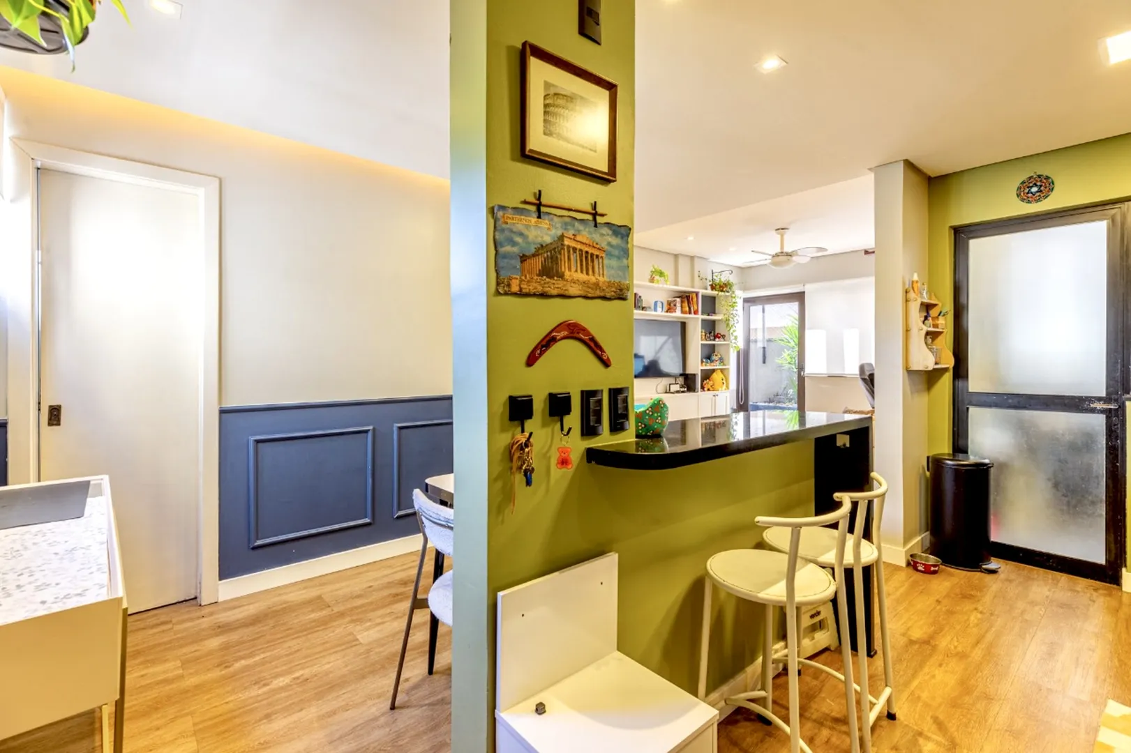 R$ 549.000 - &Oacute;TIMO APARTAMENTO GARDEN - REFORMADO - 89M2 - 2 DORM - 1 VAGA Rua Barão do Amazonas Porto Alegre - 