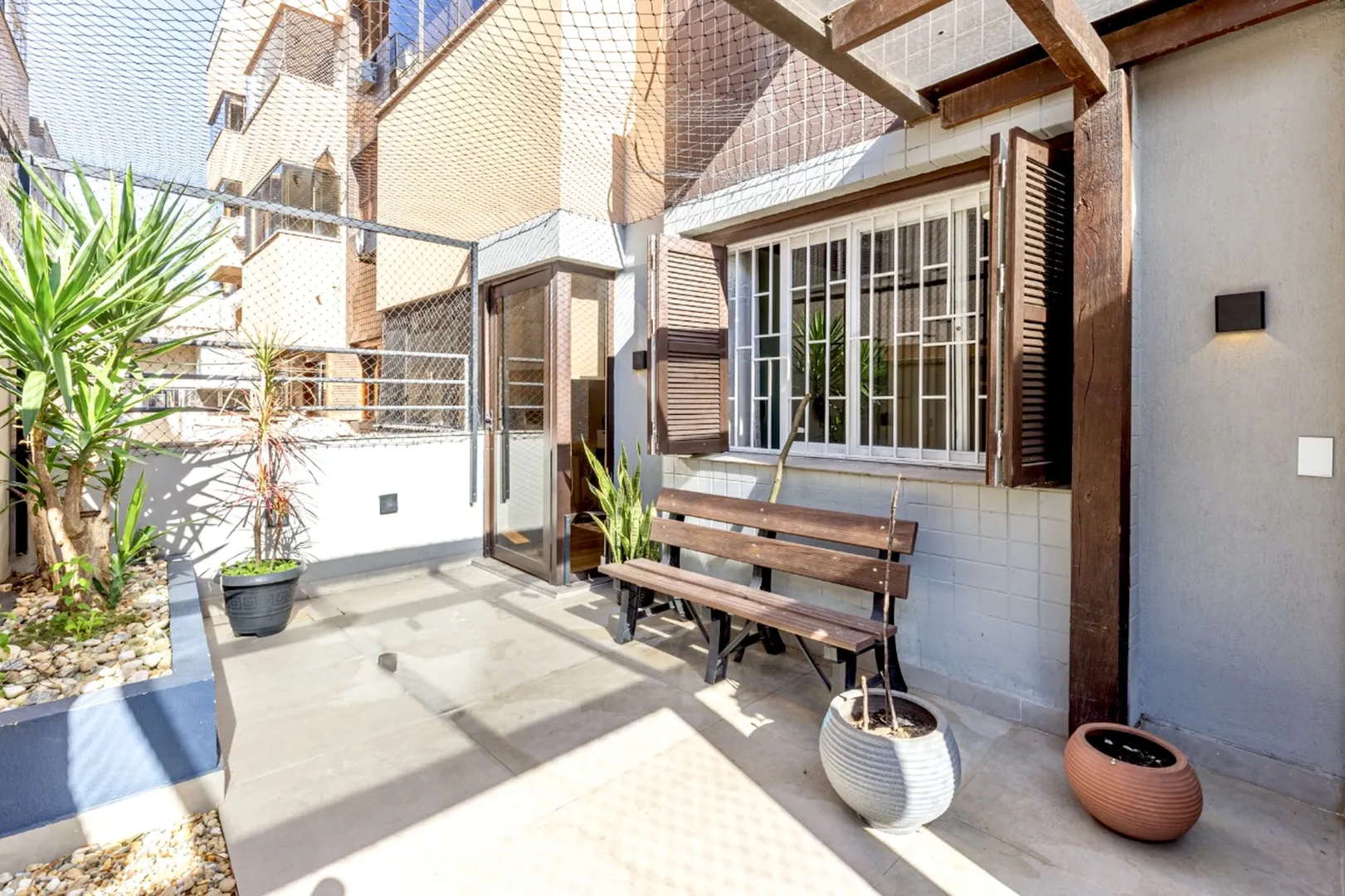 R$ 549.000 - &Oacute;TIMO APARTAMENTO GARDEN - REFORMADO - 89M2 - 2 DORM - 1 VAGA Rua Barão do Amazonas Porto Alegre - 