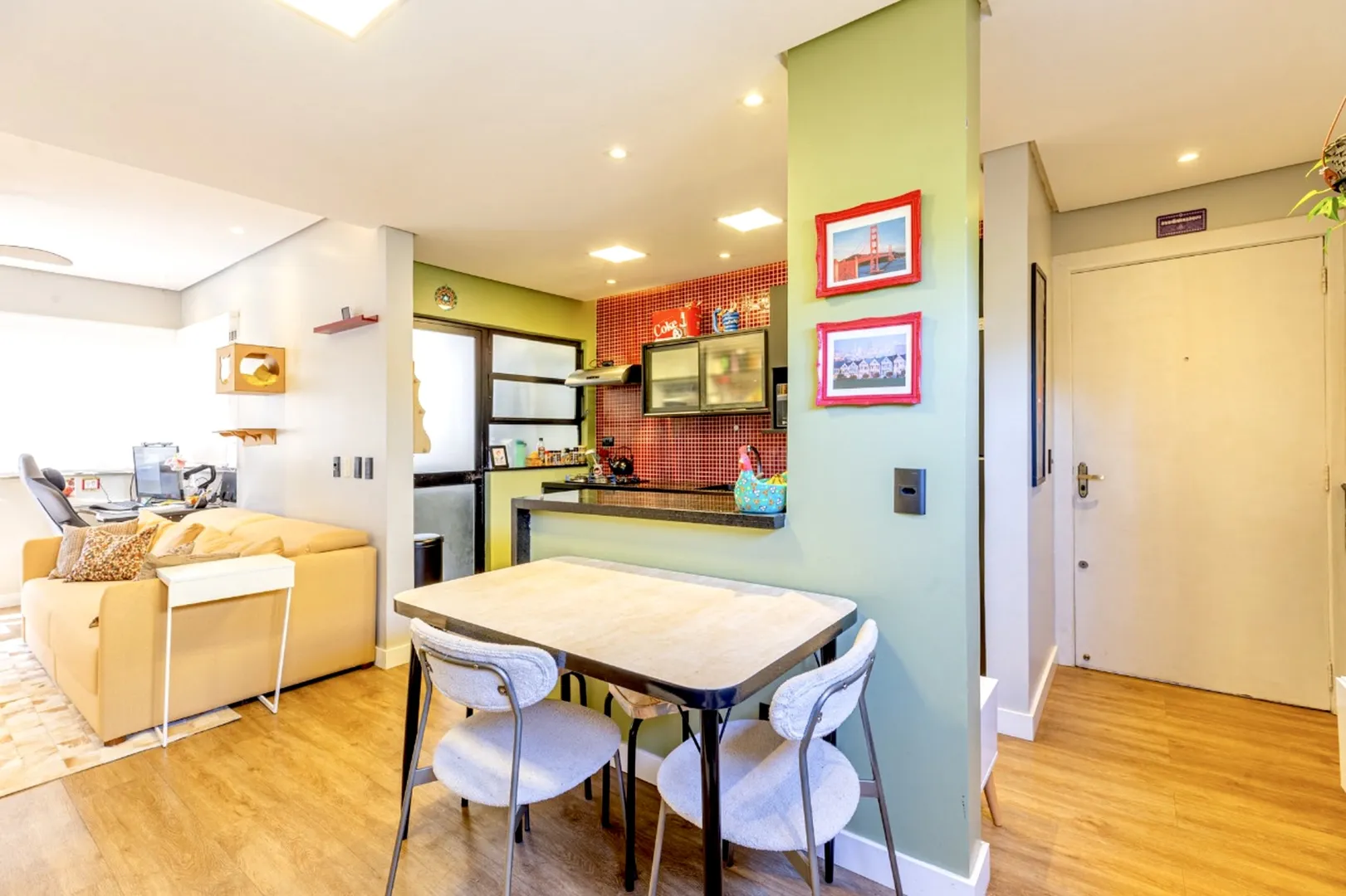 R$ 549.000 - &Oacute;TIMO APARTAMENTO GARDEN - REFORMADO - 89M2 - 2 DORM - 1 VAGA Rua Barão do Amazonas Porto Alegre - 