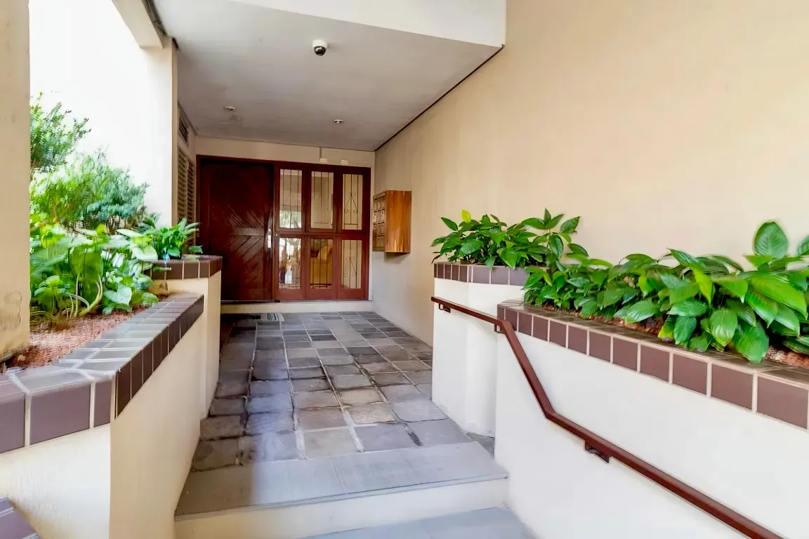 R$ 549.000 - &Oacute;TIMO APARTAMENTO GARDEN - REFORMADO - 89M2 - 2 DORM - 1 VAGA Rua Barão do Amazonas Porto Alegre - 