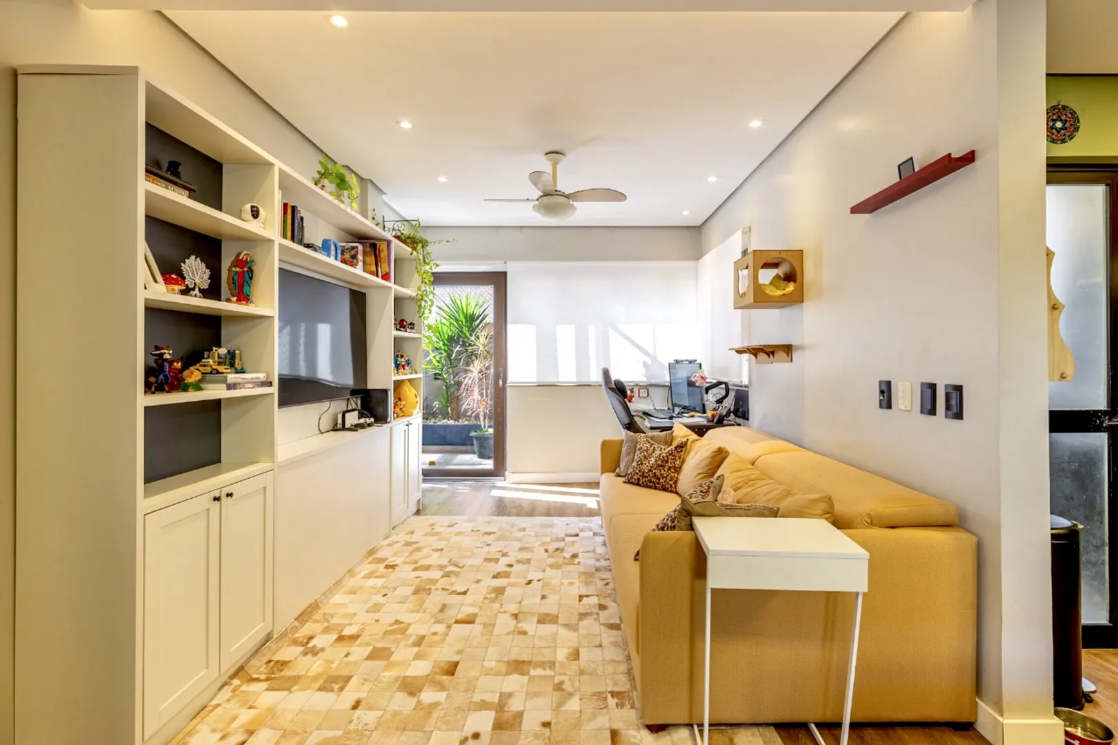 R$ 549.000 - &Oacute;TIMO APARTAMENTO GARDEN - REFORMADO - 89M2 - 2 DORM - 1 VAGA Rua Barão do Amazonas Porto Alegre - 