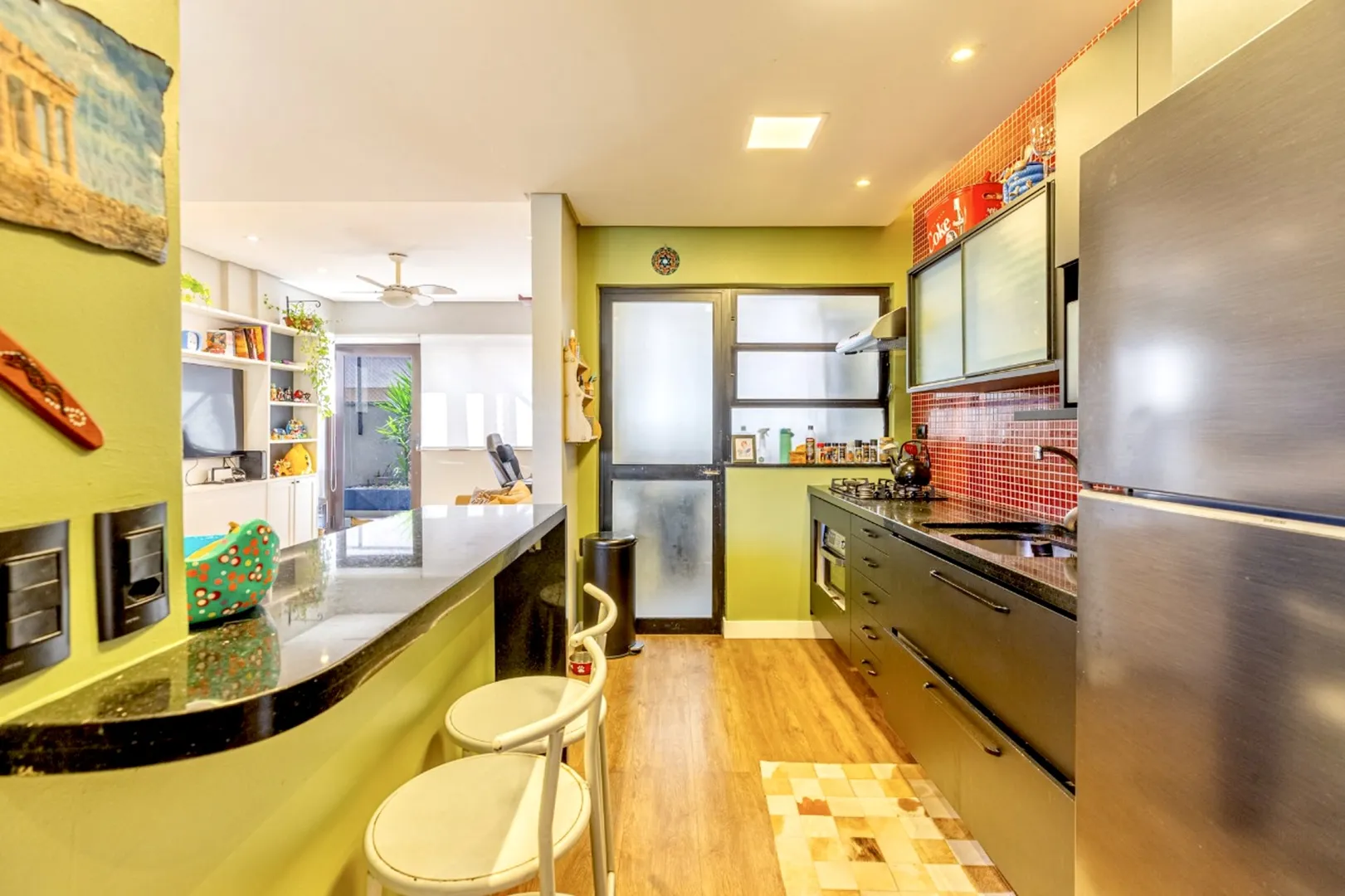 R$ 549.000 - &Oacute;TIMO APARTAMENTO GARDEN - REFORMADO - 89M2 - 2 DORM - 1 VAGA Rua Barão do Amazonas Porto Alegre - 