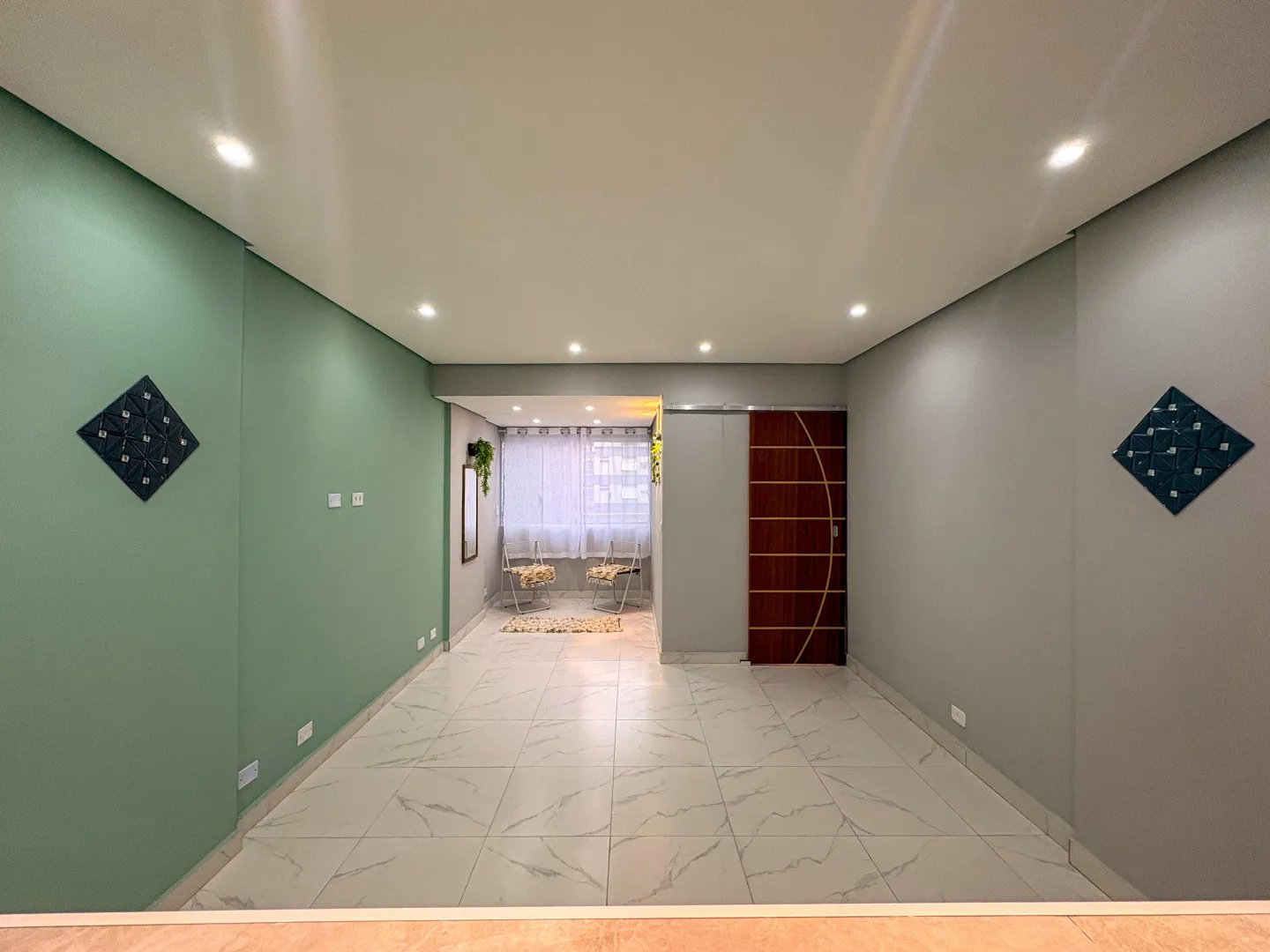 Living reformado com garagem na Ponta da Praia &ndash; 34 m&sup2;, portaria 24h e pr&oacute;ximo &agrave; praia Avenida Doutor Epitácio Pessoa Santos - 
