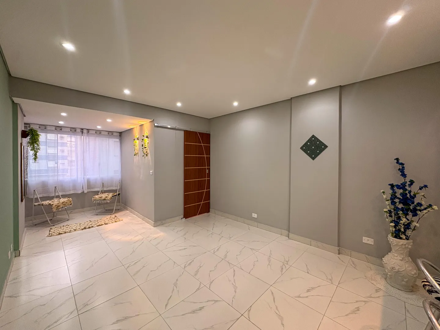Living reformado com garagem na Ponta da Praia &ndash; 34 m&sup2;, portaria 24h e pr&oacute;ximo &agrave; praia Avenida Doutor Epitácio Pessoa Santos - 