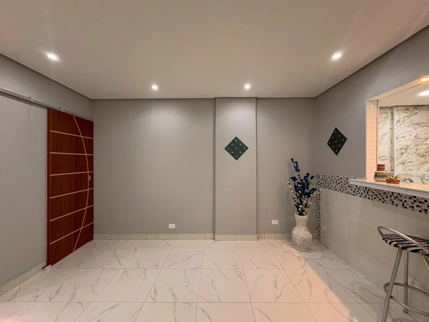 Living reformado com garagem na Ponta da Praia &ndash; 34 m&sup2;, portaria 24h e pr&oacute;ximo &agrave; praia Avenida Doutor Epitácio Pessoa Santos - 