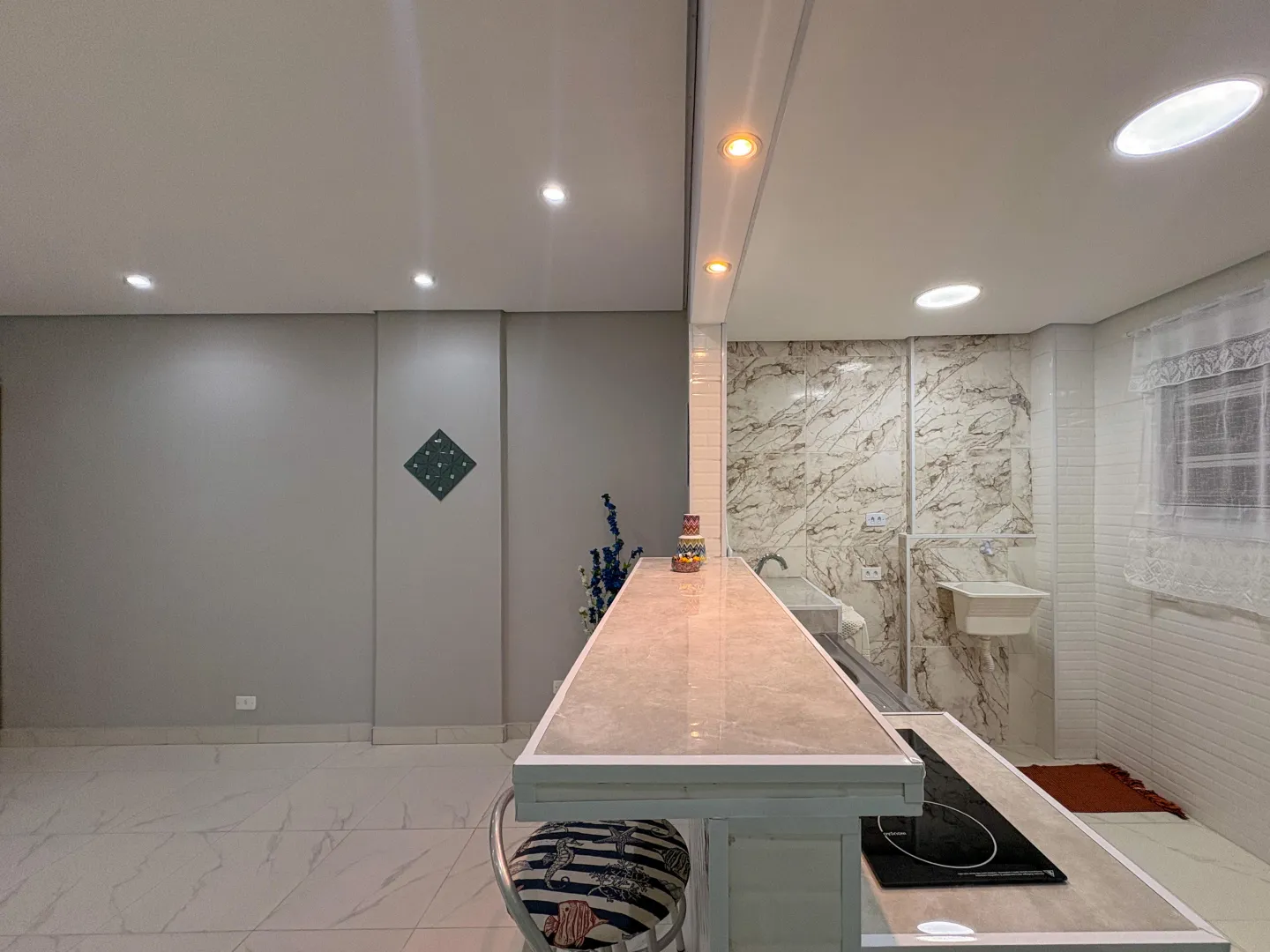 Living reformado com garagem na Ponta da Praia &ndash; 34 m&sup2;, portaria 24h e pr&oacute;ximo &agrave; praia Avenida Doutor Epitácio Pessoa Santos - 