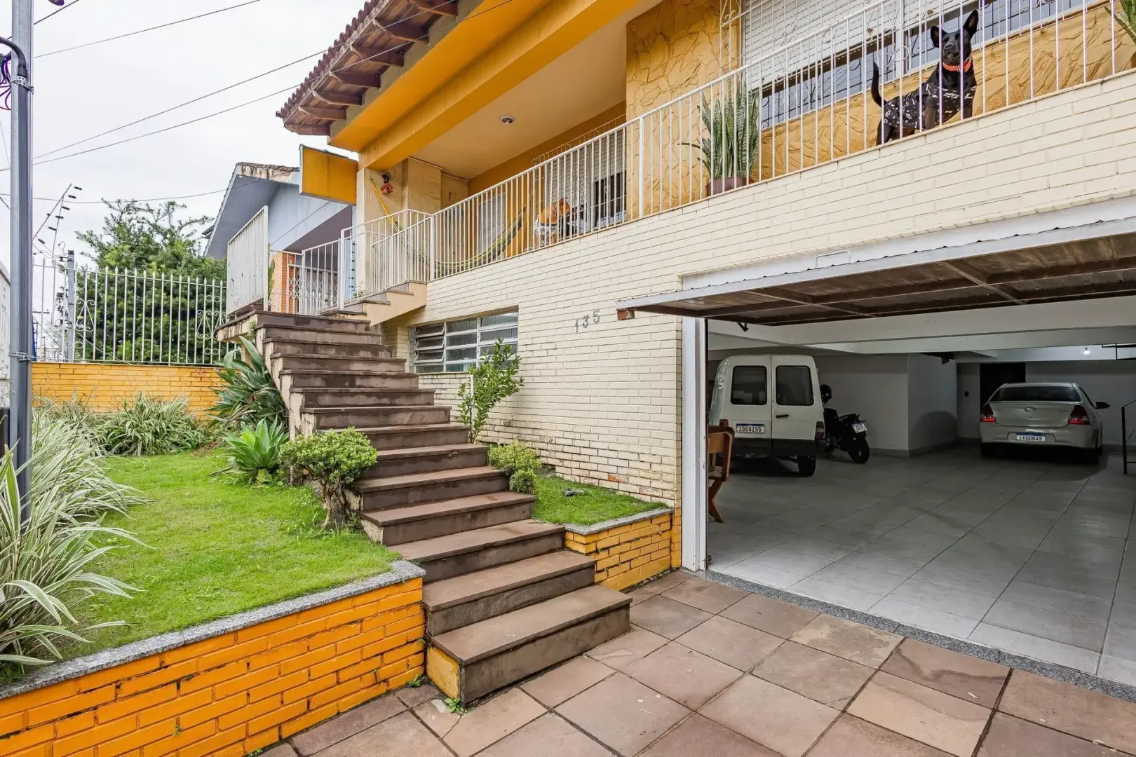 Casa &agrave; venda com 291m&sup2;, 5 quartos e 5 vagas Rua Alceu Soares de Lima Porto Alegre - 