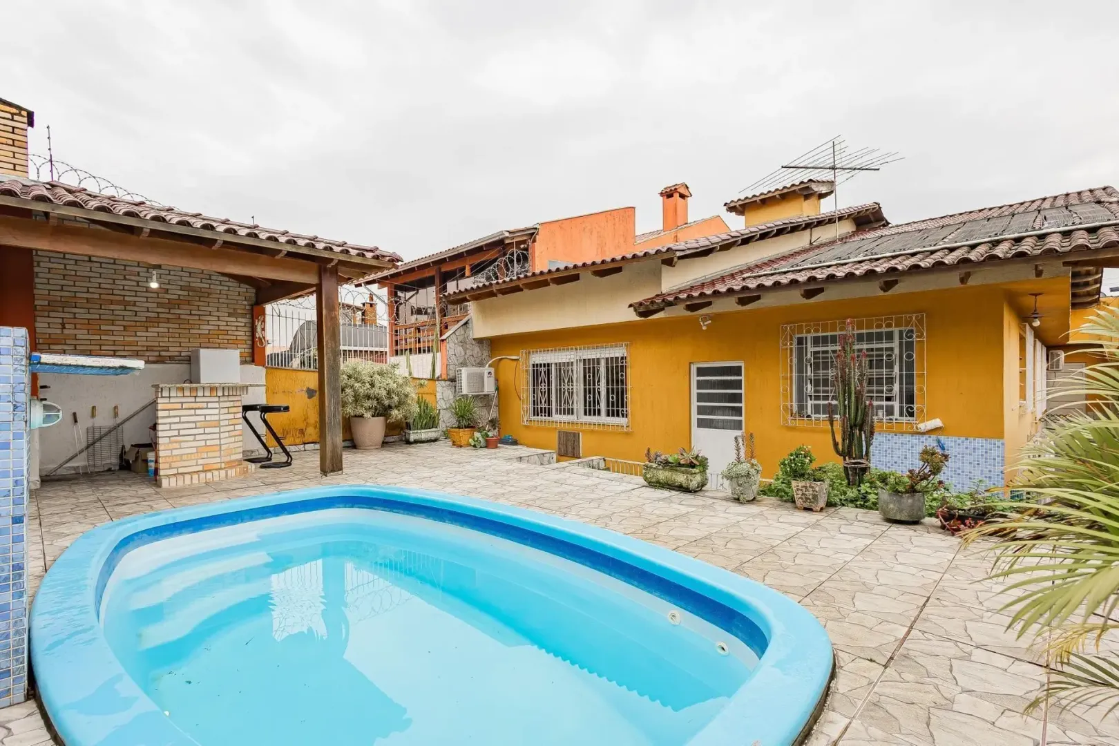 Casa &agrave; venda com 291m&sup2;, 5 quartos e 5 vagas Rua Alceu Soares de Lima Porto Alegre - 