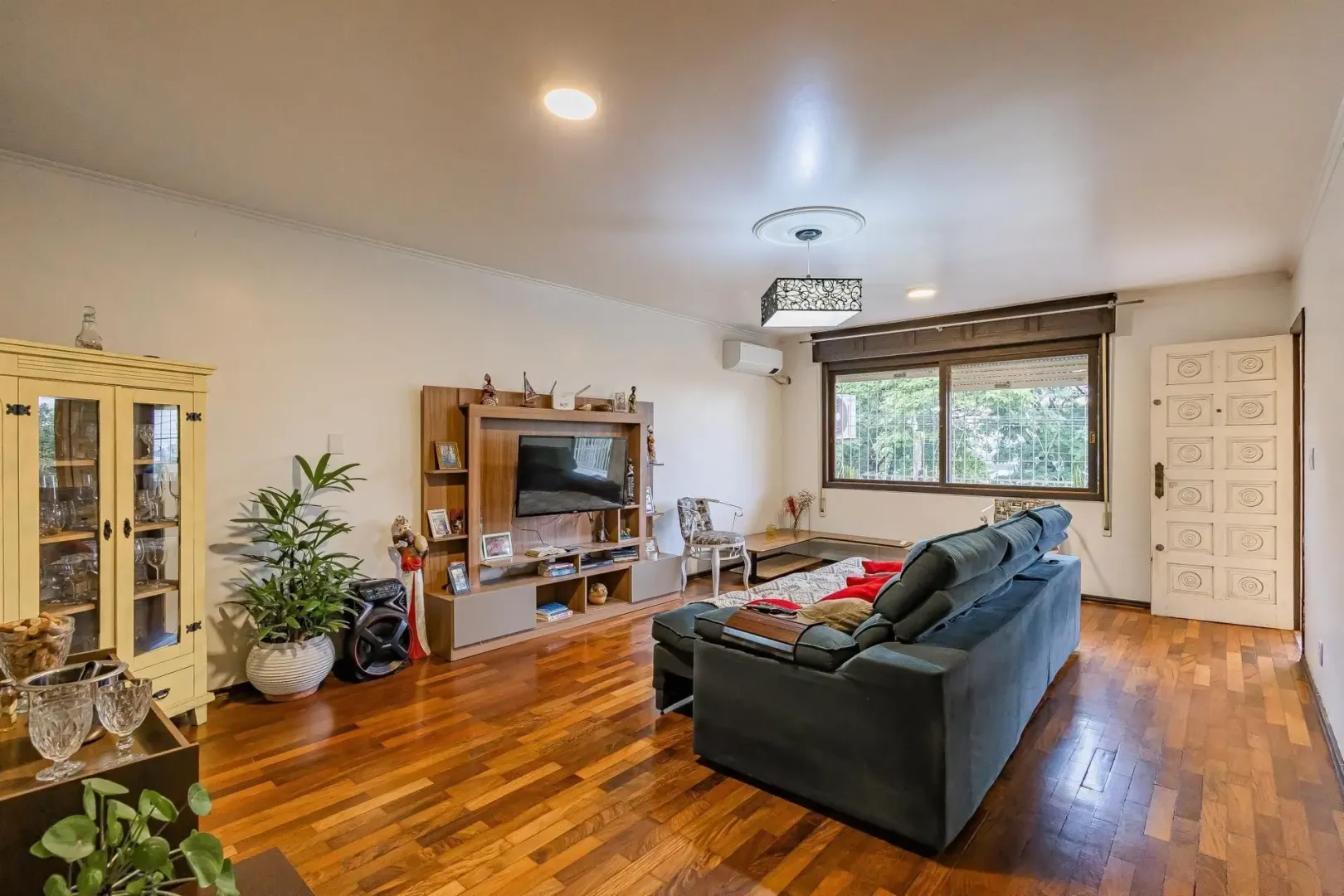 Casa &agrave; venda com 291m&sup2;, 5 quartos e 5 vagas Rua Alceu Soares de Lima Porto Alegre - 