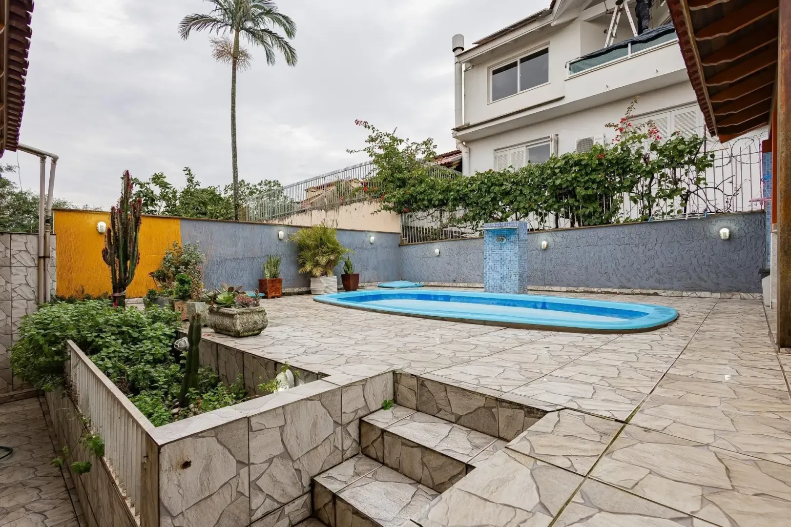 Casa &agrave; venda com 291m&sup2;, 5 quartos e 5 vagas Rua Alceu Soares de Lima Porto Alegre - 