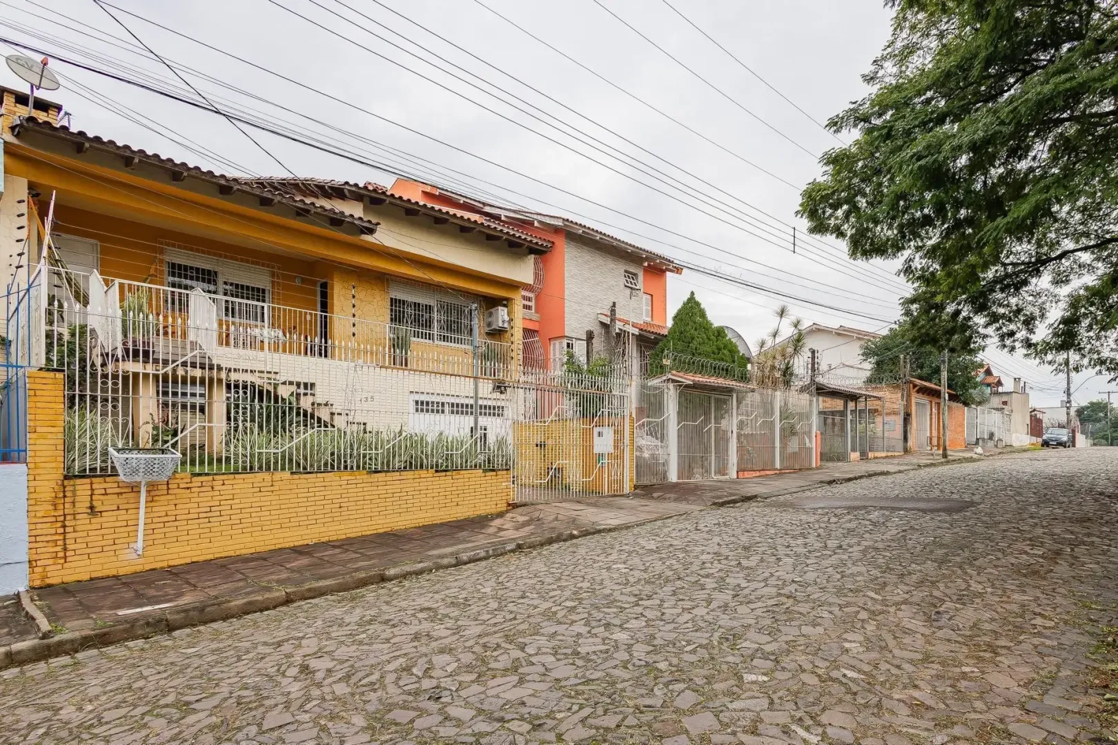 Casa &agrave; venda com 291m&sup2;, 5 quartos e 5 vagas Rua Alceu Soares de Lima Porto Alegre - 