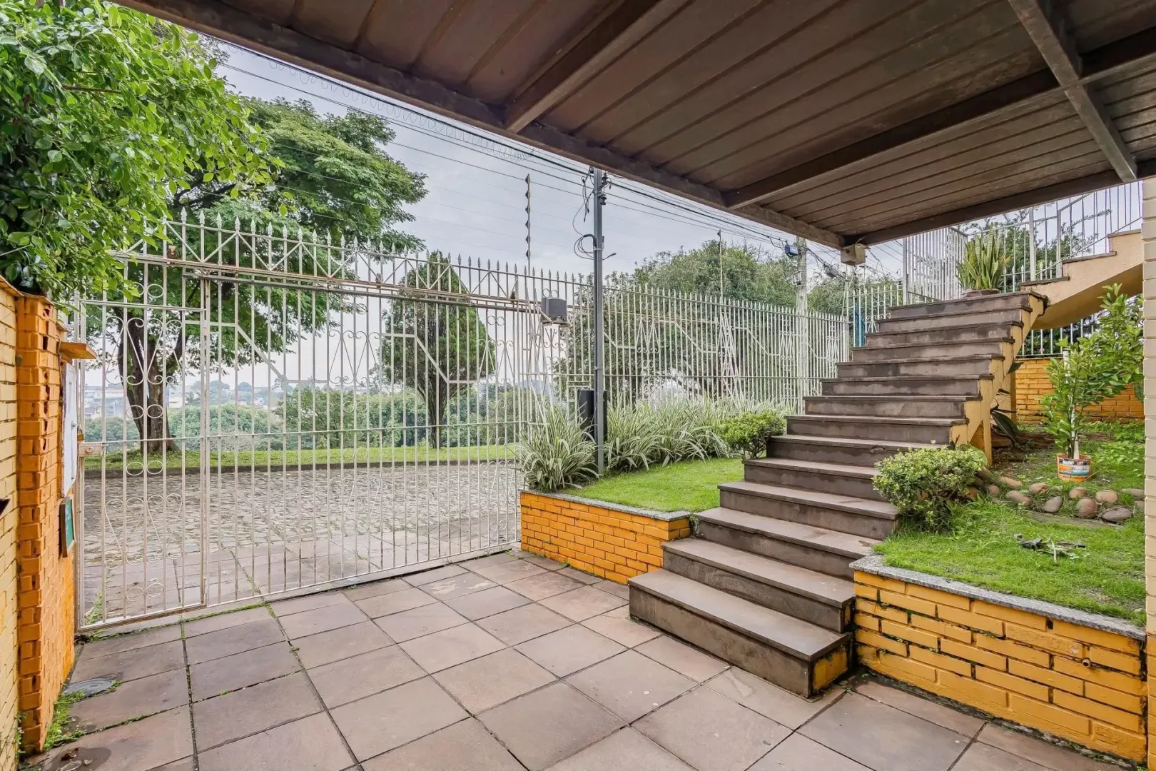 Casa &agrave; venda com 291m&sup2;, 5 quartos e 5 vagas Rua Alceu Soares de Lima Porto Alegre - 