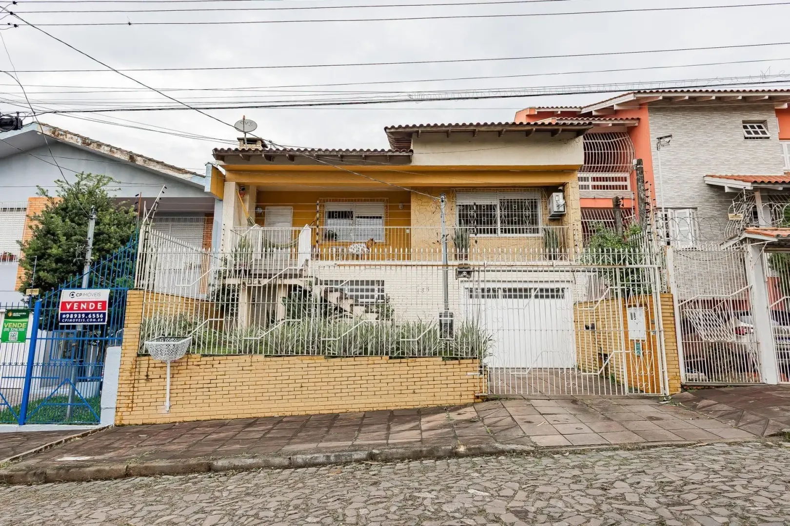 Casa &agrave; venda com 291m&sup2;, 5 quartos e 5 vagas Rua Alceu Soares de Lima Porto Alegre - 