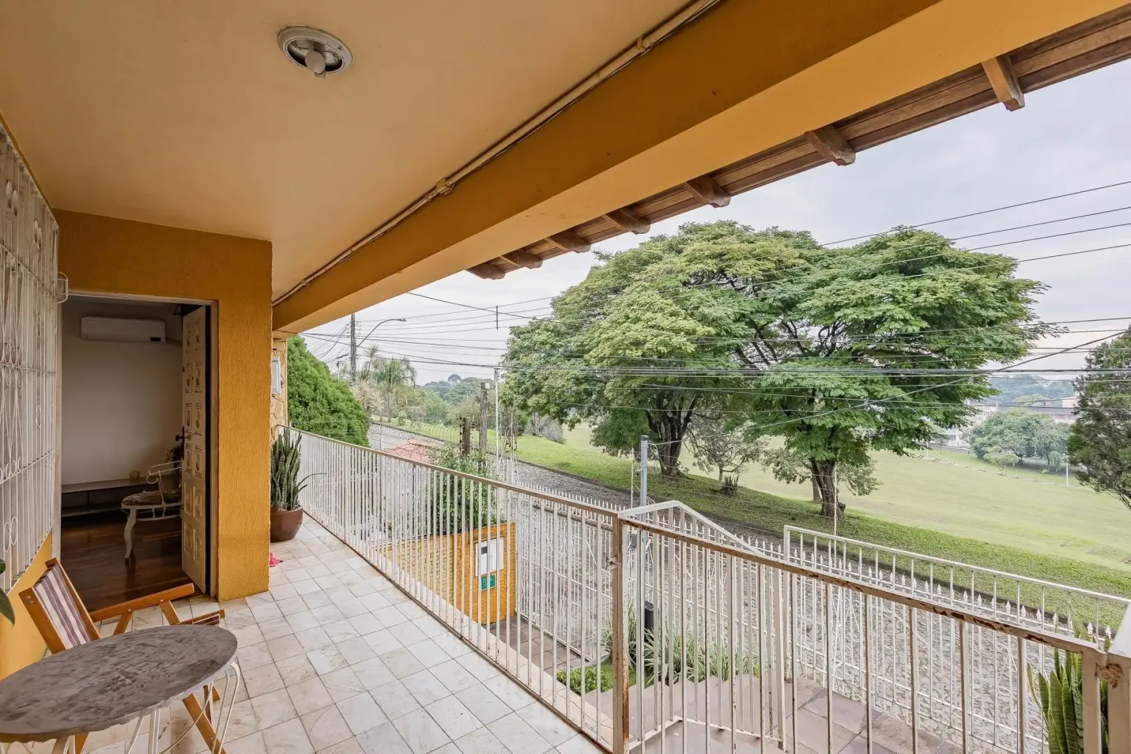 Casa &agrave; venda com 291m&sup2;, 5 quartos e 5 vagas Rua Alceu Soares de Lima Porto Alegre - 
