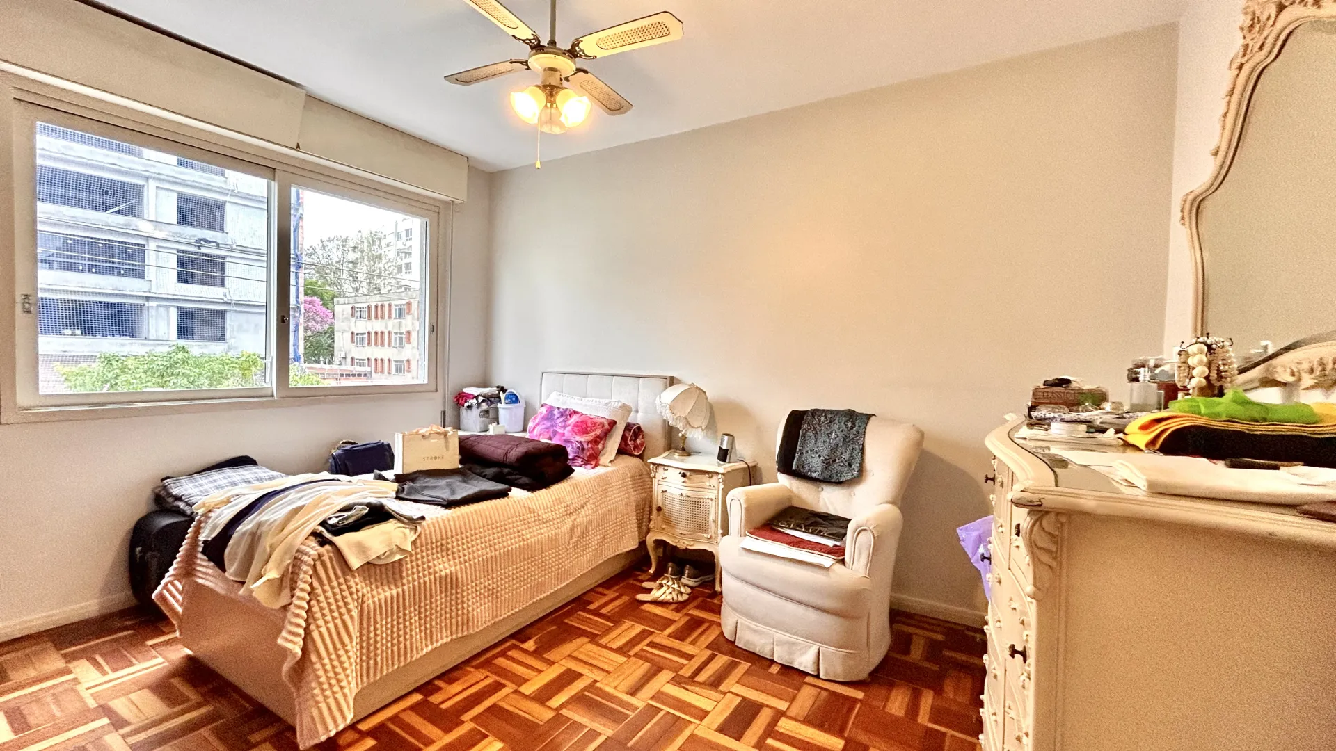 R$ 900.000 - AMPLO APARTAMENTO - DE FRENTE - 116M2 - 3 DORM - SU&Iacute;TE - 2 VAGAS Rua Cabral Porto Alegre - 
