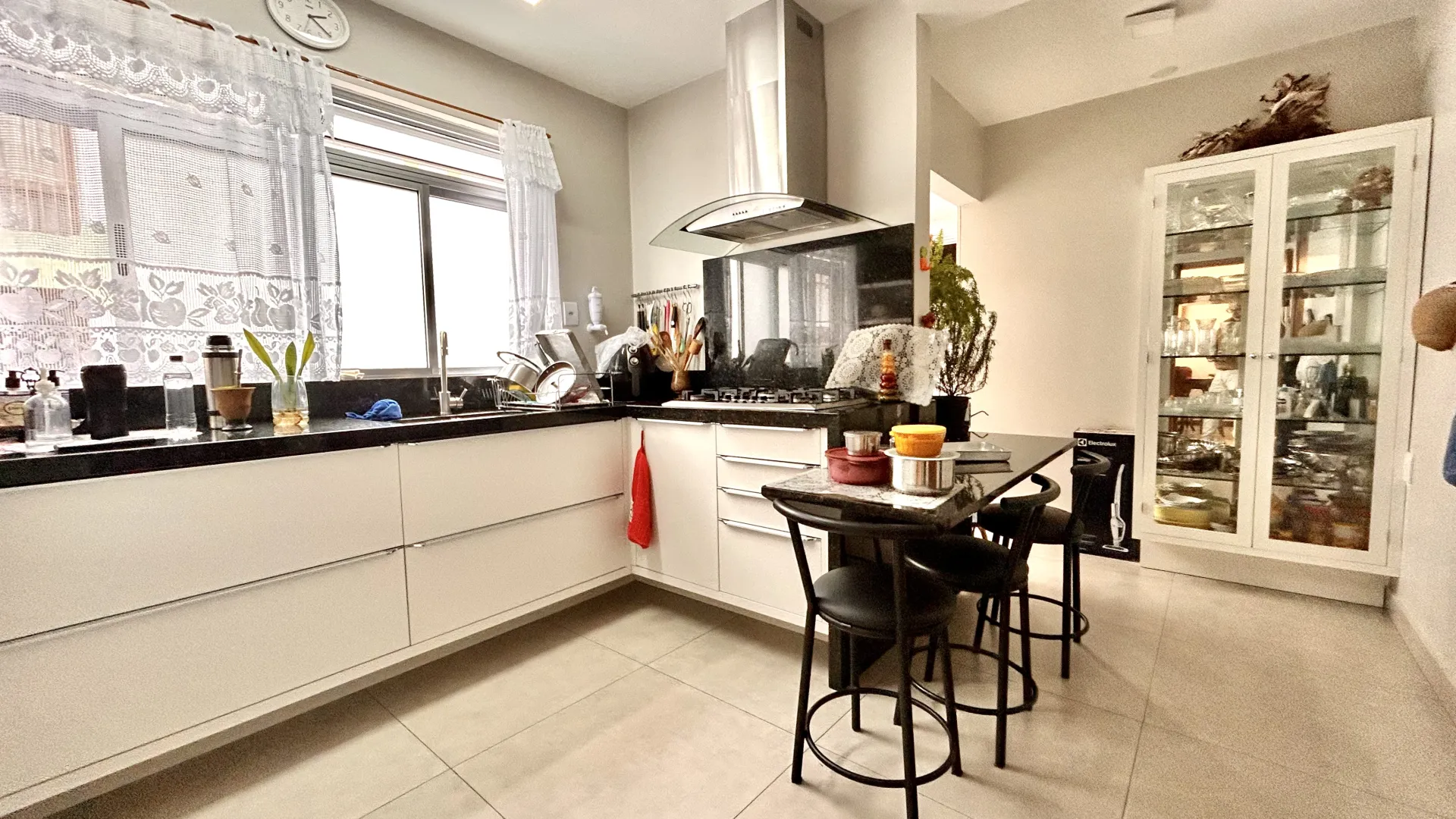 R$ 900.000 - AMPLO APARTAMENTO - DE FRENTE - 116M2 - 3 DORM - SU&Iacute;TE - 2 VAGAS Rua Cabral Porto Alegre - 