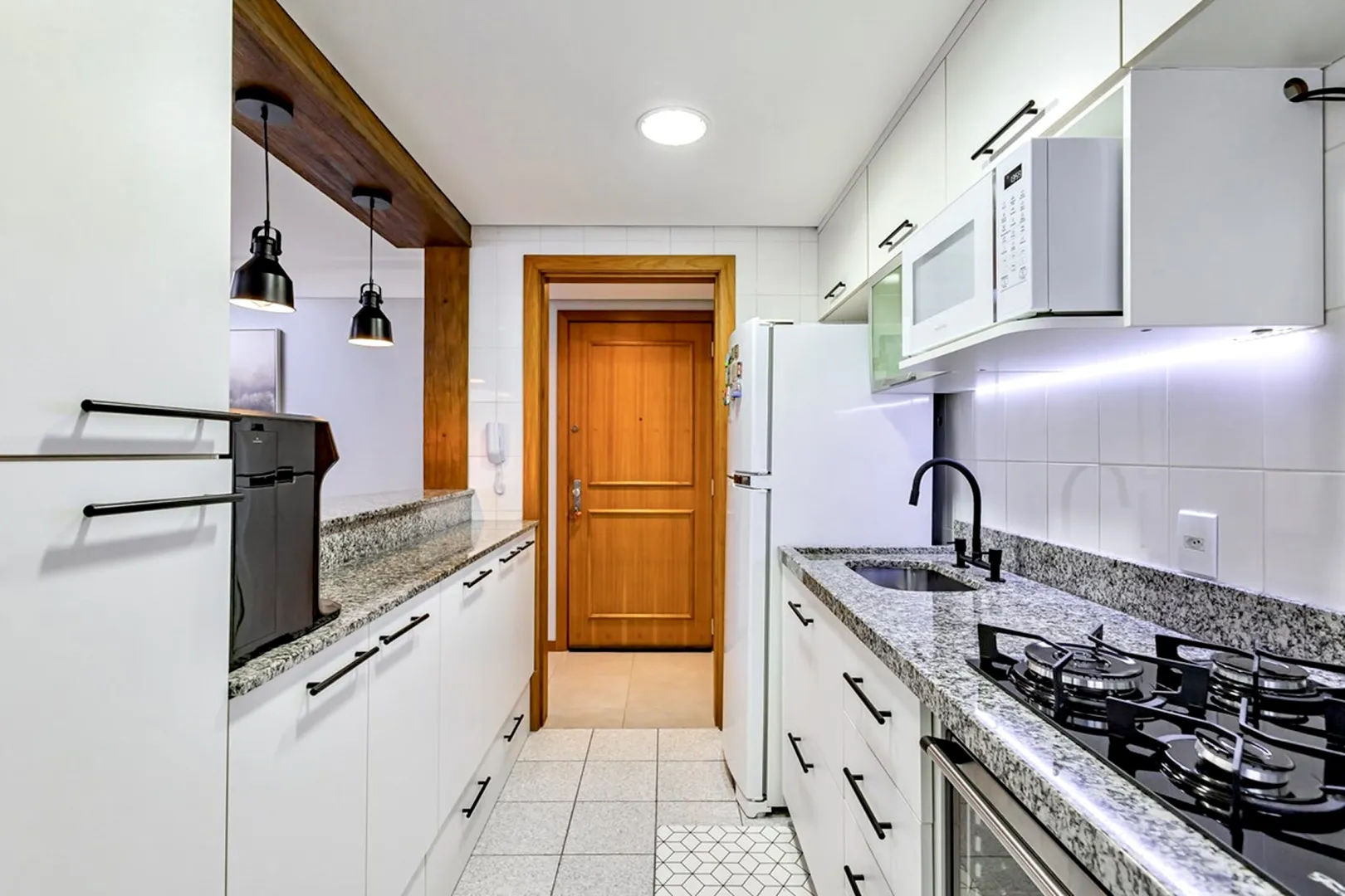 R$ 655.000 - APARTAMENTO - MOBILIADO - 70M2 - 2 DORM - 1 VAGA - INFRA Rua Atanásio Belmonte Porto Alegre - 