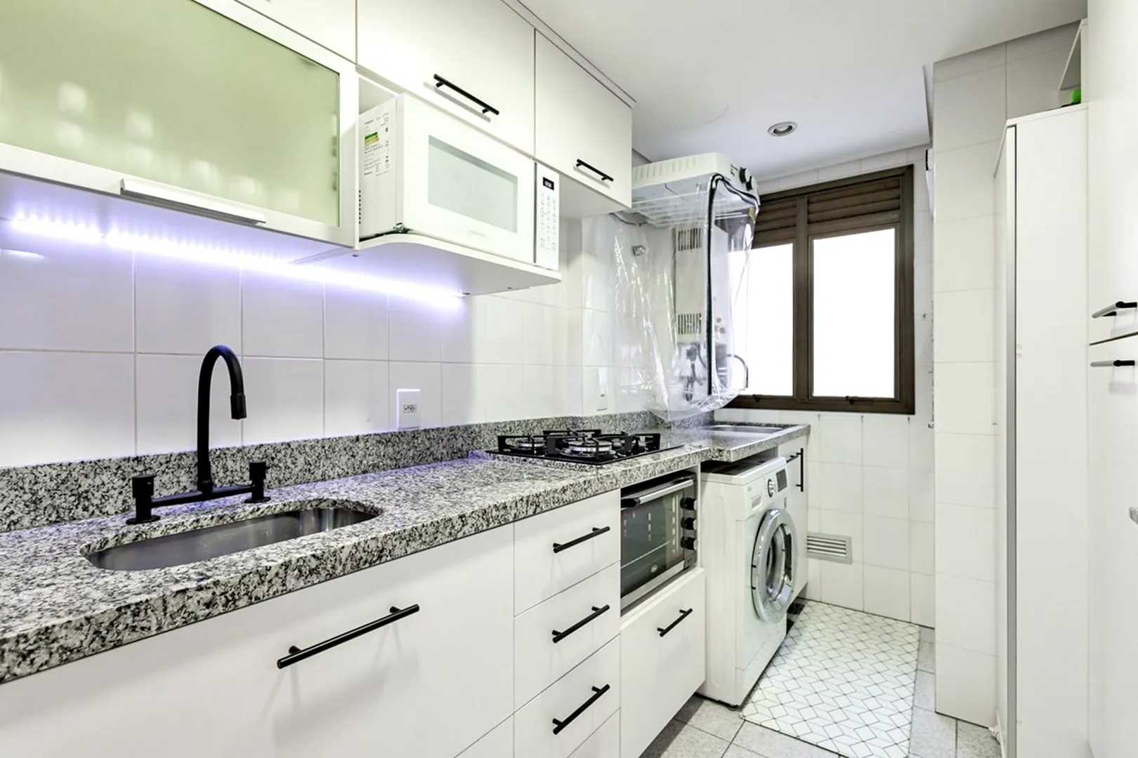 R$ 655.000 - APARTAMENTO - MOBILIADO - 70M2 - 2 DORM - 1 VAGA - INFRA Rua Atanásio Belmonte Porto Alegre - 