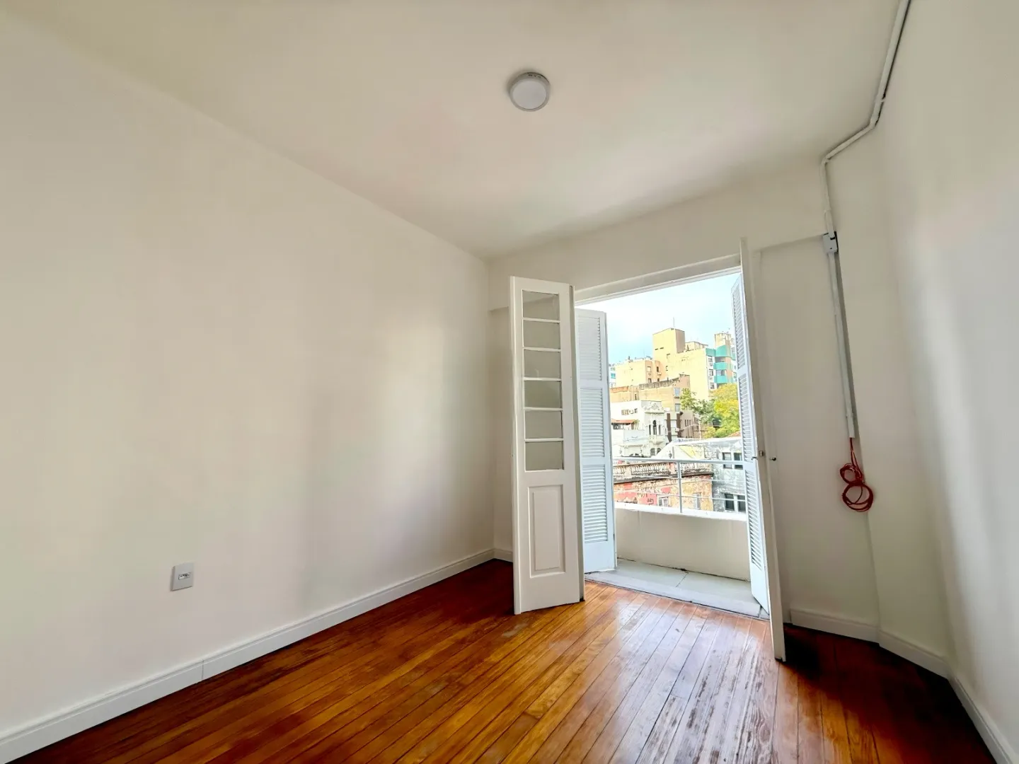 R$ 395.000 - APARTAMENTO - 72M2 - SEMIMOBILIADO - REFORMADO - 3 DORM - SACADA - VISTA Avenida Cristóvão Colombo Porto Alegre - 