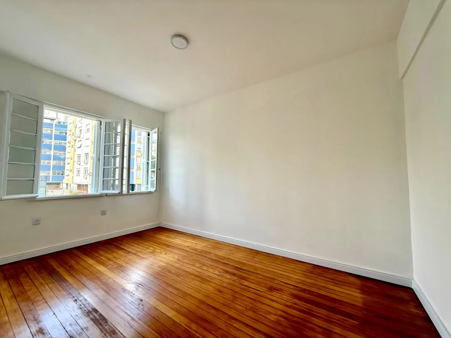 R$ 395.000 - APARTAMENTO - 72M2 - SEMIMOBILIADO - REFORMADO - 3 DORM - SACADA - VISTA Avenida Cristóvão Colombo Porto Alegre - 