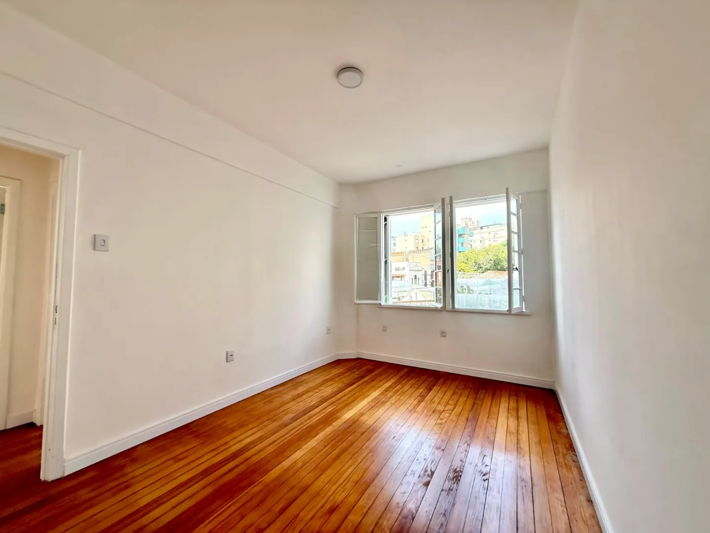 R$ 395.000 - APARTAMENTO - 72M2 - SEMIMOBILIADO - REFORMADO - 3 DORM - SACADA - VISTA Avenida Cristóvão Colombo Porto Alegre - 
