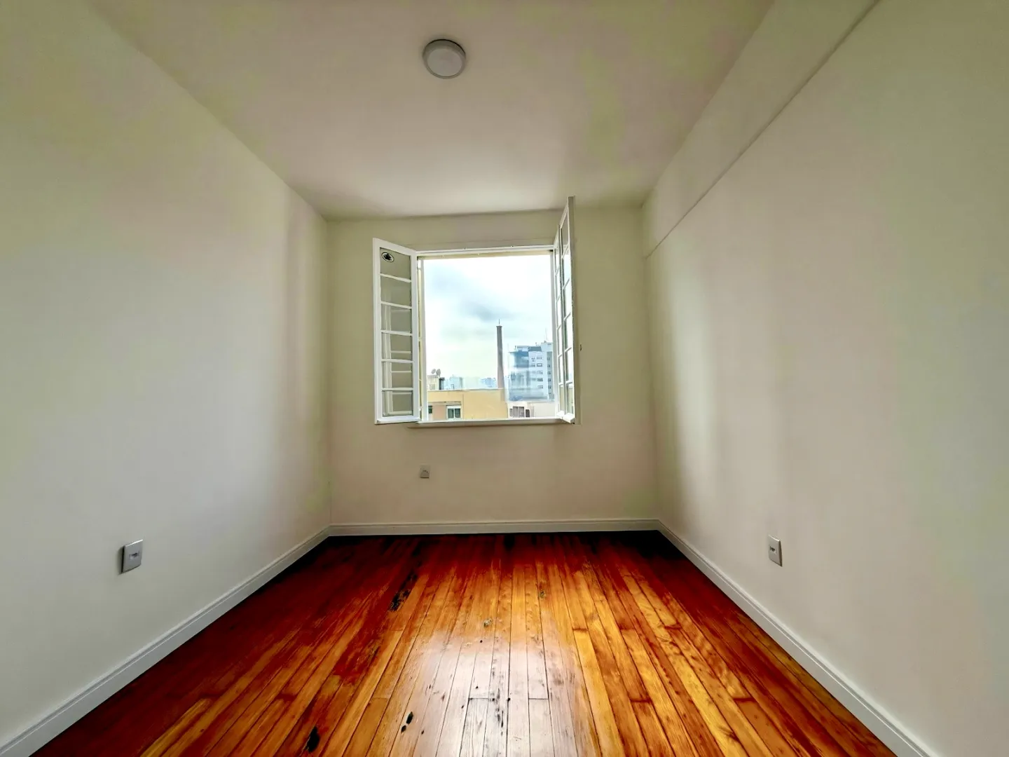 R$ 395.000 - APARTAMENTO - 72M2 - SEMIMOBILIADO - REFORMADO - 3 DORM - SACADA - VISTA Avenida Cristóvão Colombo Porto Alegre - 