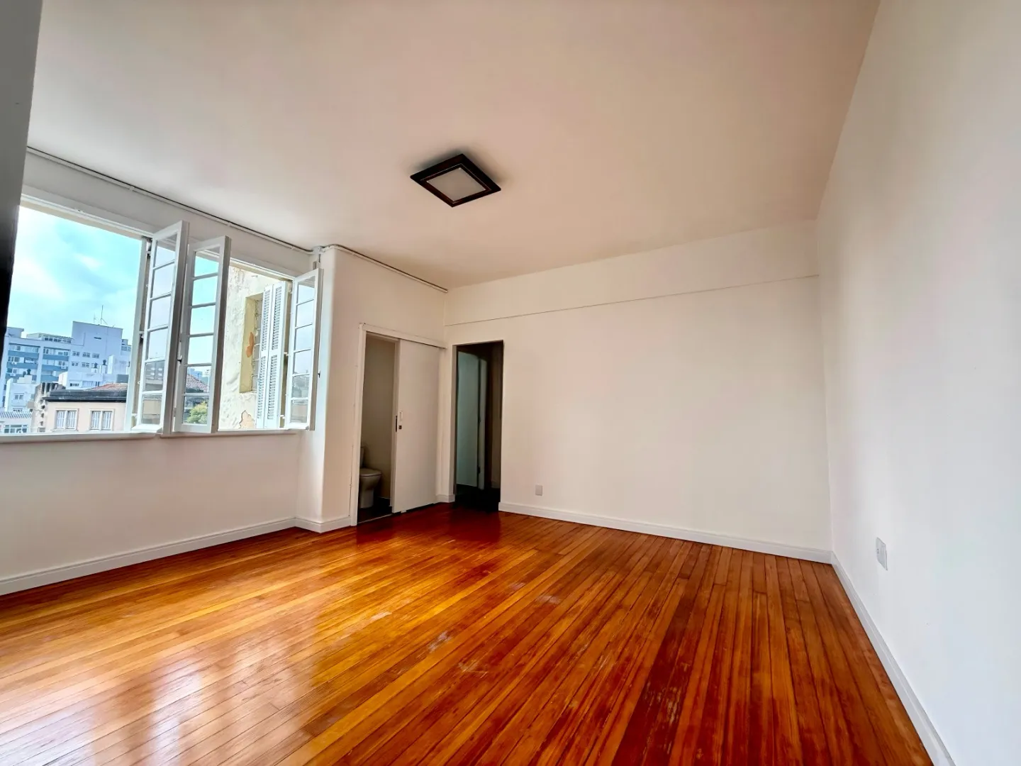 R$ 395.000 - APARTAMENTO - 72M2 - SEMIMOBILIADO - REFORMADO - 3 DORM - SACADA - VISTA Avenida Cristóvão Colombo Porto Alegre - 