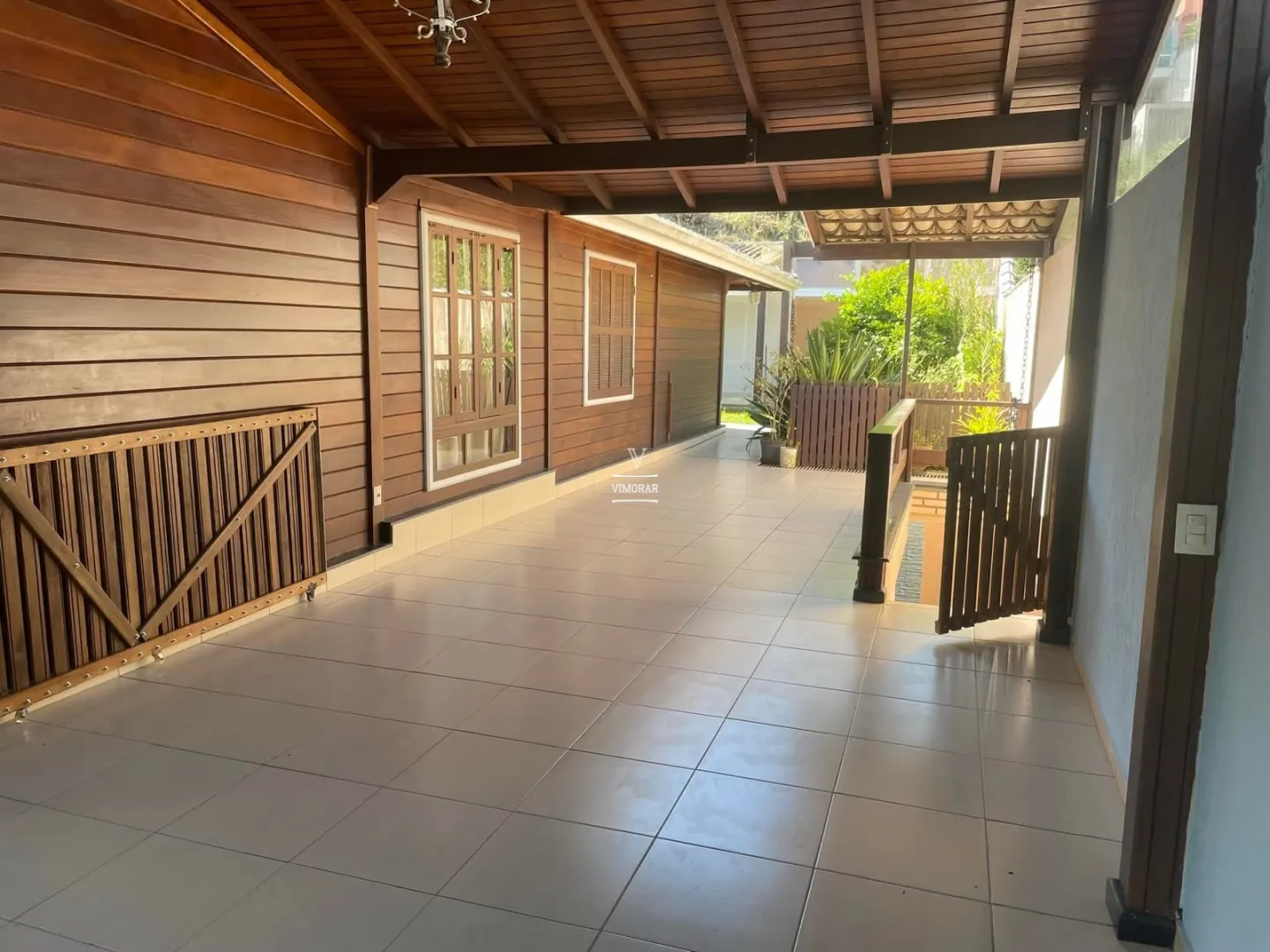 Casa em condom&iacute;nio fechado 3 dormit&oacute;rios sendo 1 su&iacute;te + 4 vagas de garagem  Arujá - 