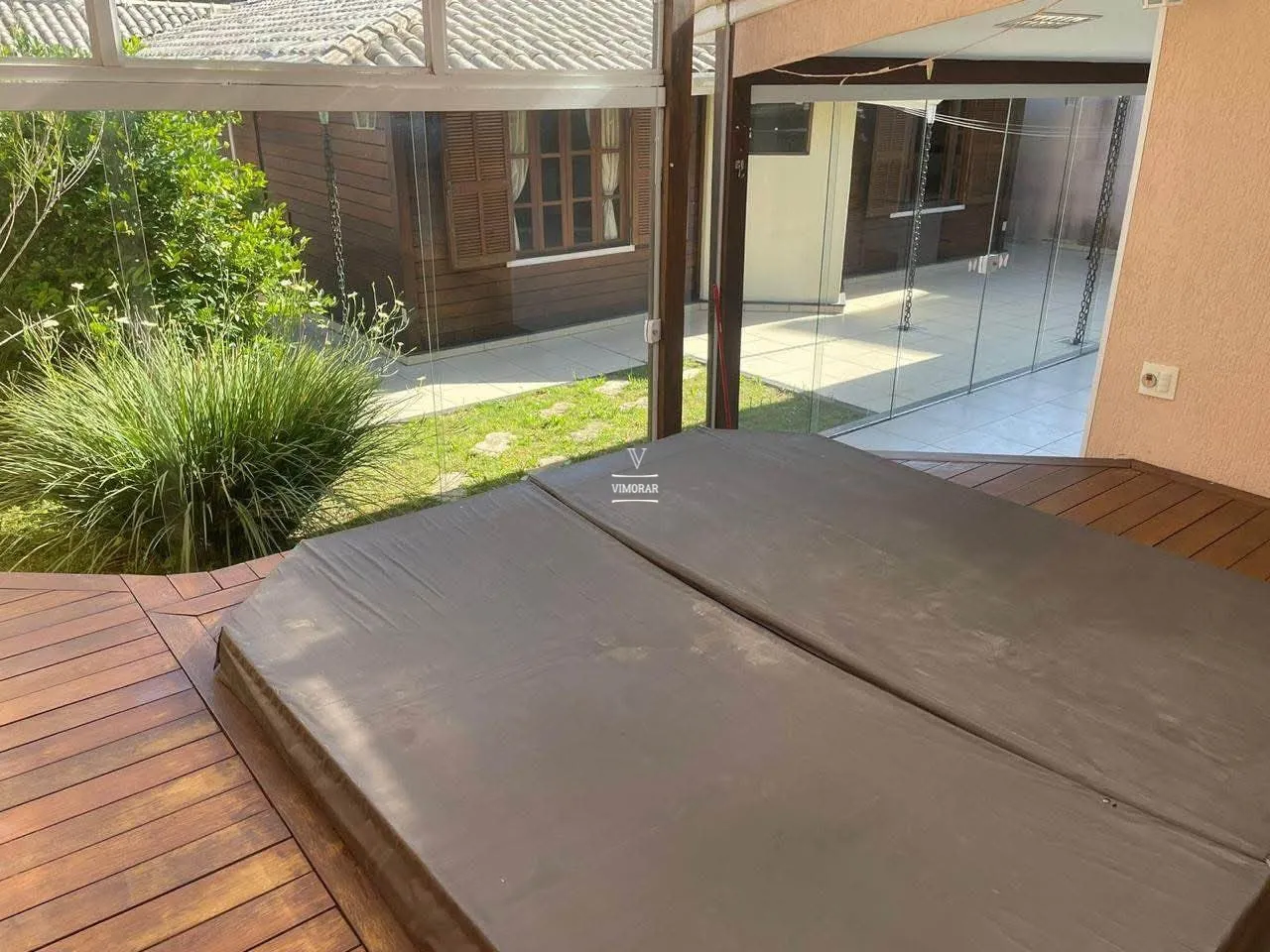 Casa em condom&iacute;nio fechado 3 dormit&oacute;rios sendo 1 su&iacute;te + 4 vagas de garagem  Arujá - 